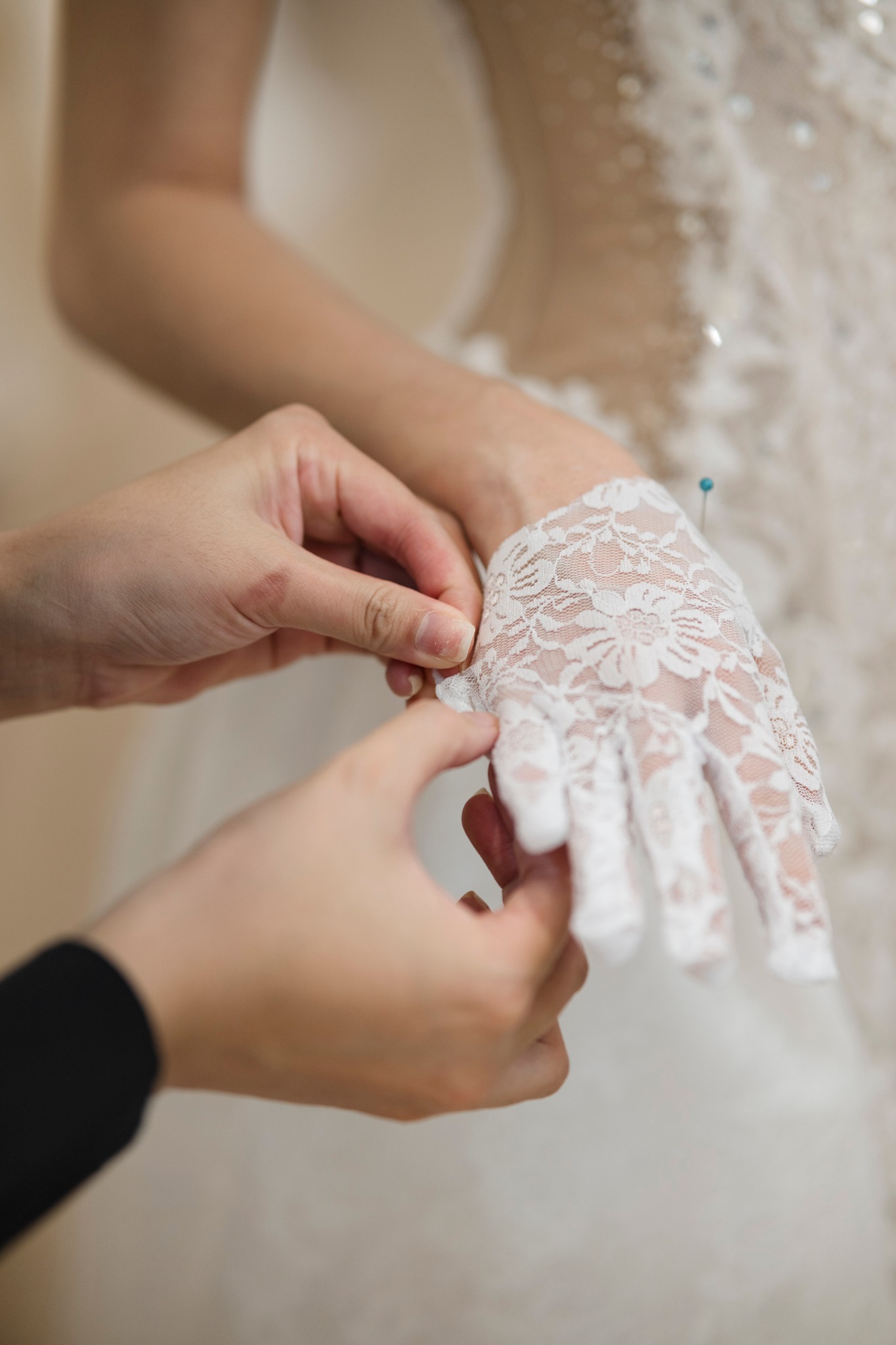 Phụ kiện váy cưới tối giản đi kèm giúp nàng dâu nổi bật