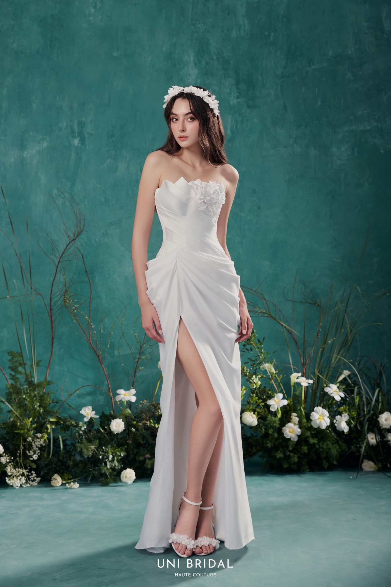Váy cưới xẻ tà giúp nàng dâu không lo cưới vào mùa hè