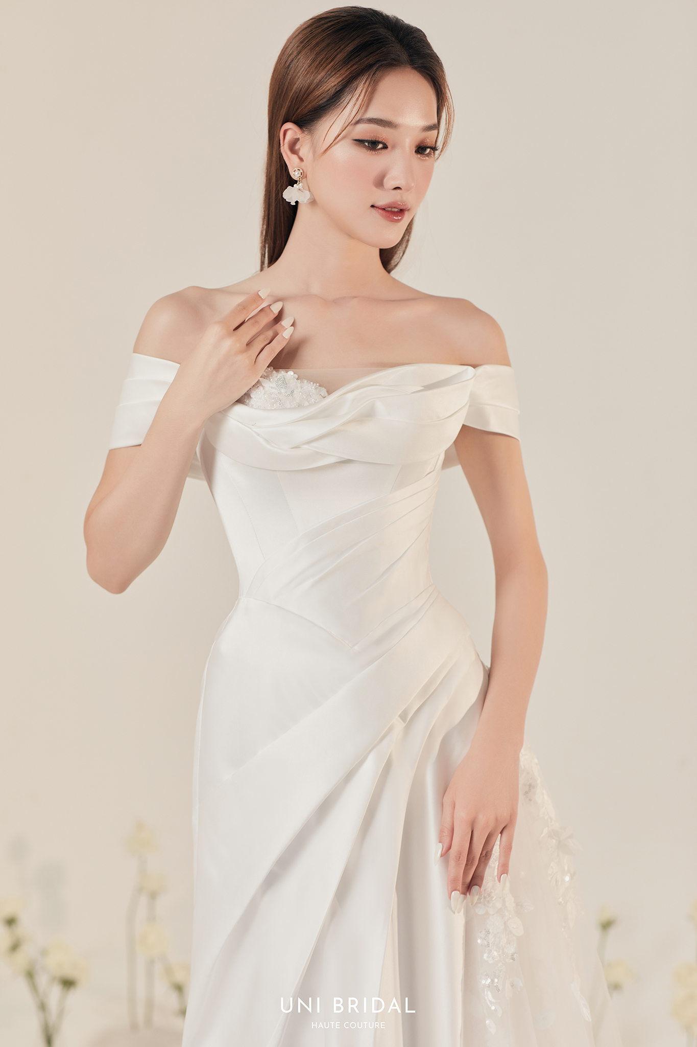 Váy cưới chất liệu trơn dành cho các nàng dâu yêu thích sự tối giản
