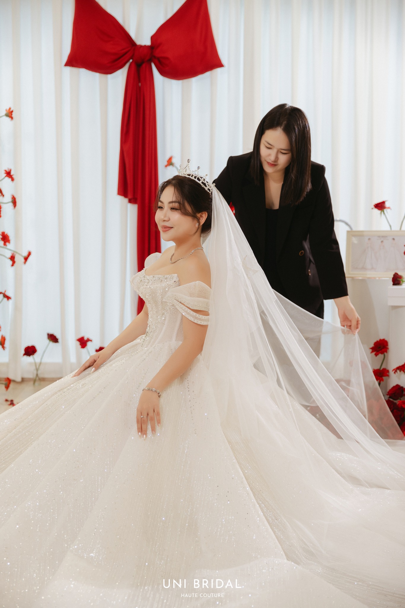 Không gian fitting ngập tràn ánh sáng và yêu thương tại Uni Bridal