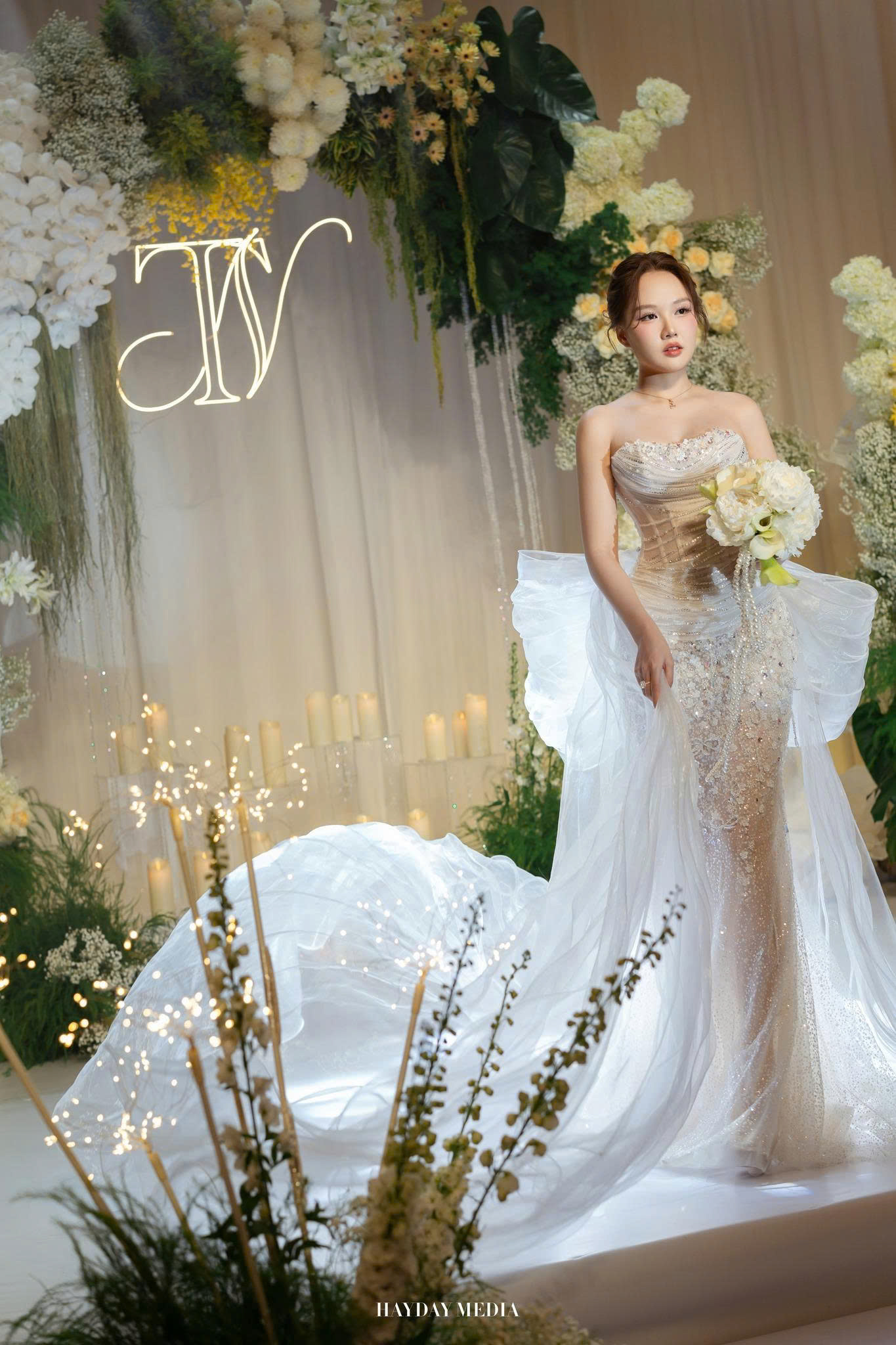 Nàng dâu xinh cùng váy cưới