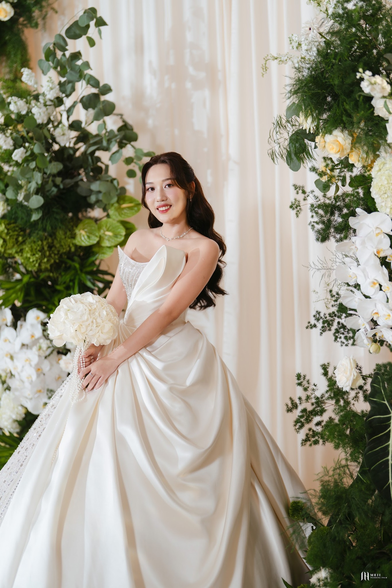 Hạnh phúc cùng váy cưới