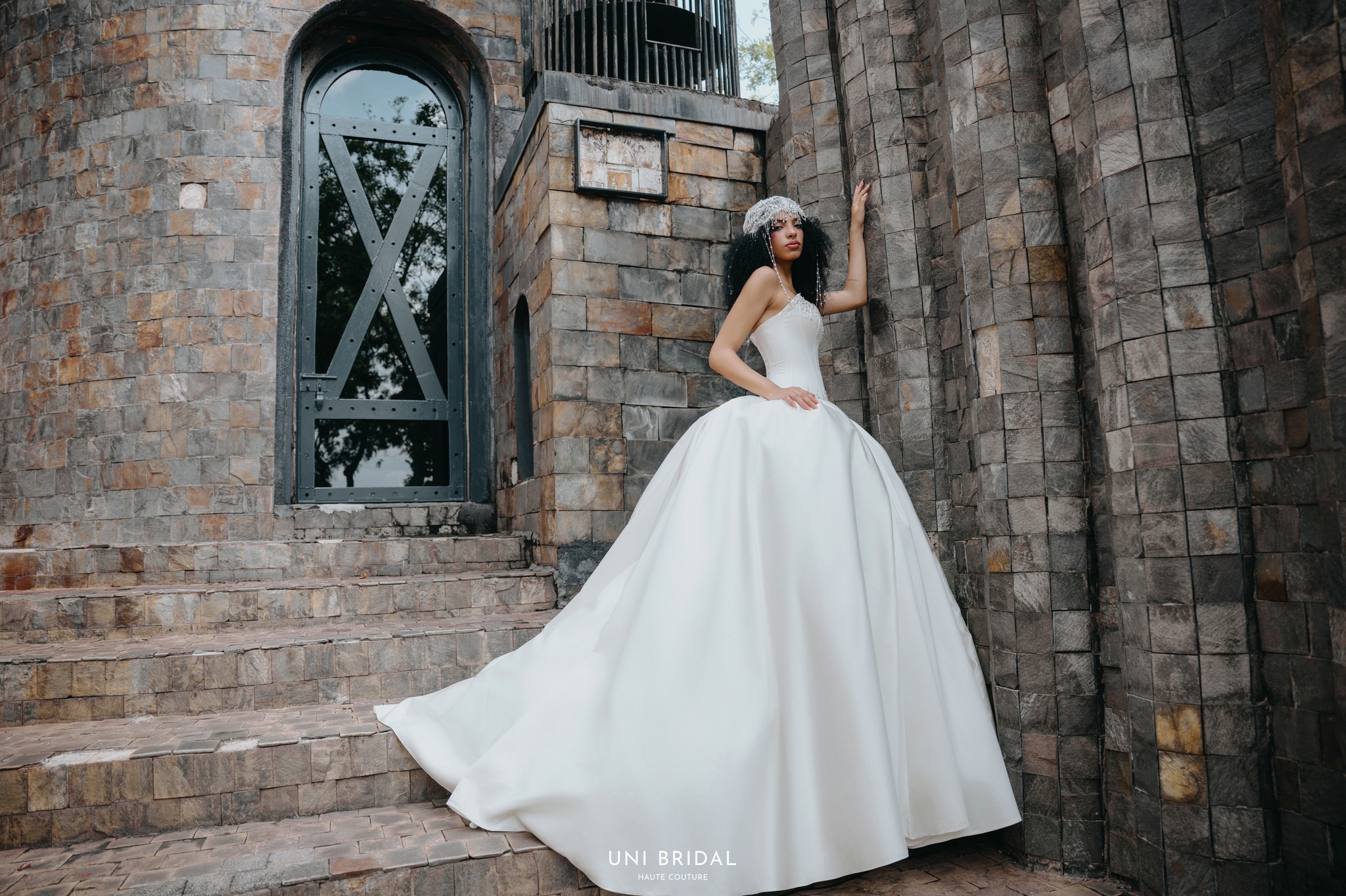 Chiếc váy cưới được may theo phong cách riêng của nàng dâu