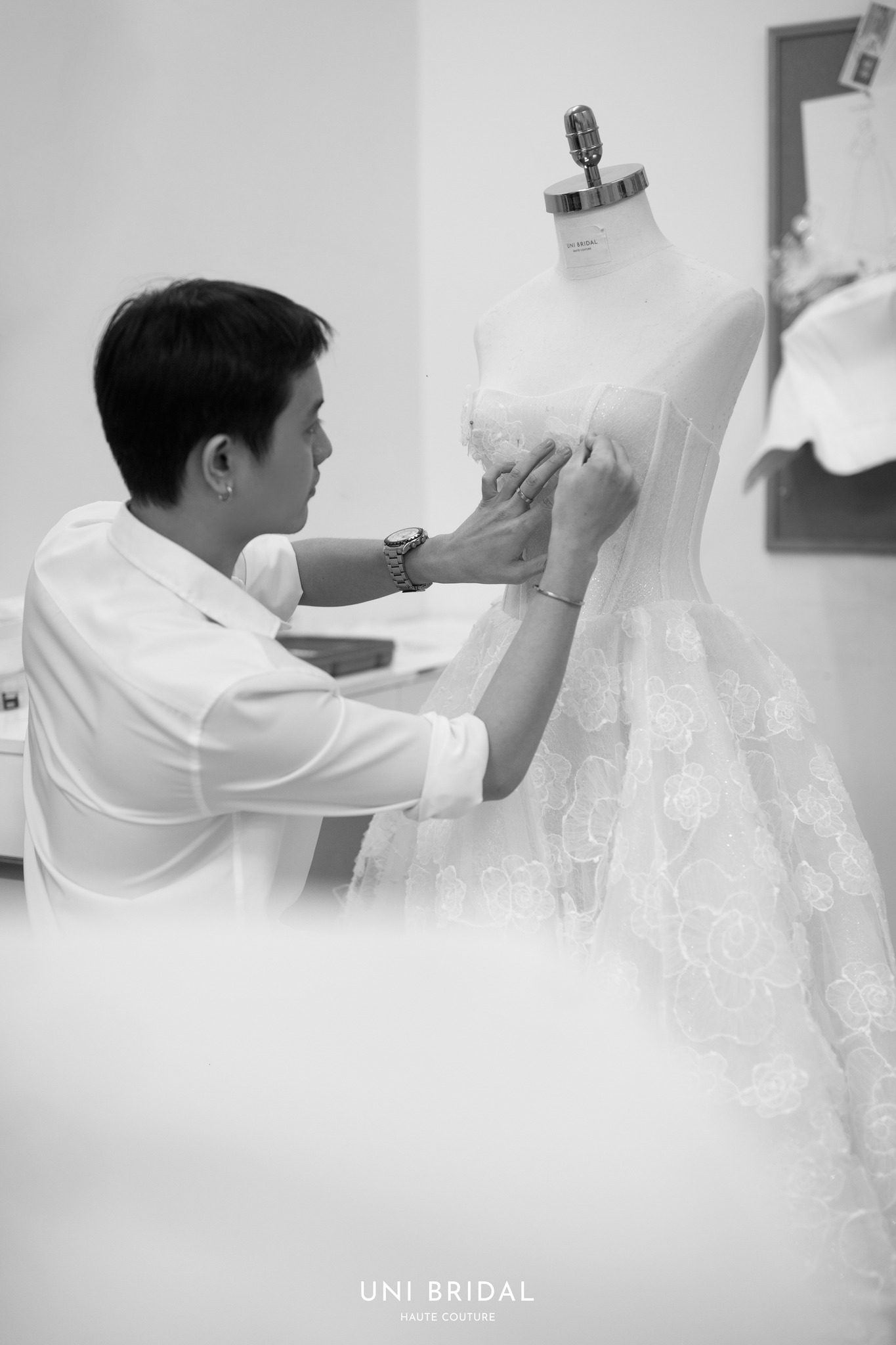 Mỗi công đoạn may váy cưới đều được Uni Bridal cập nhật thường xuyên
