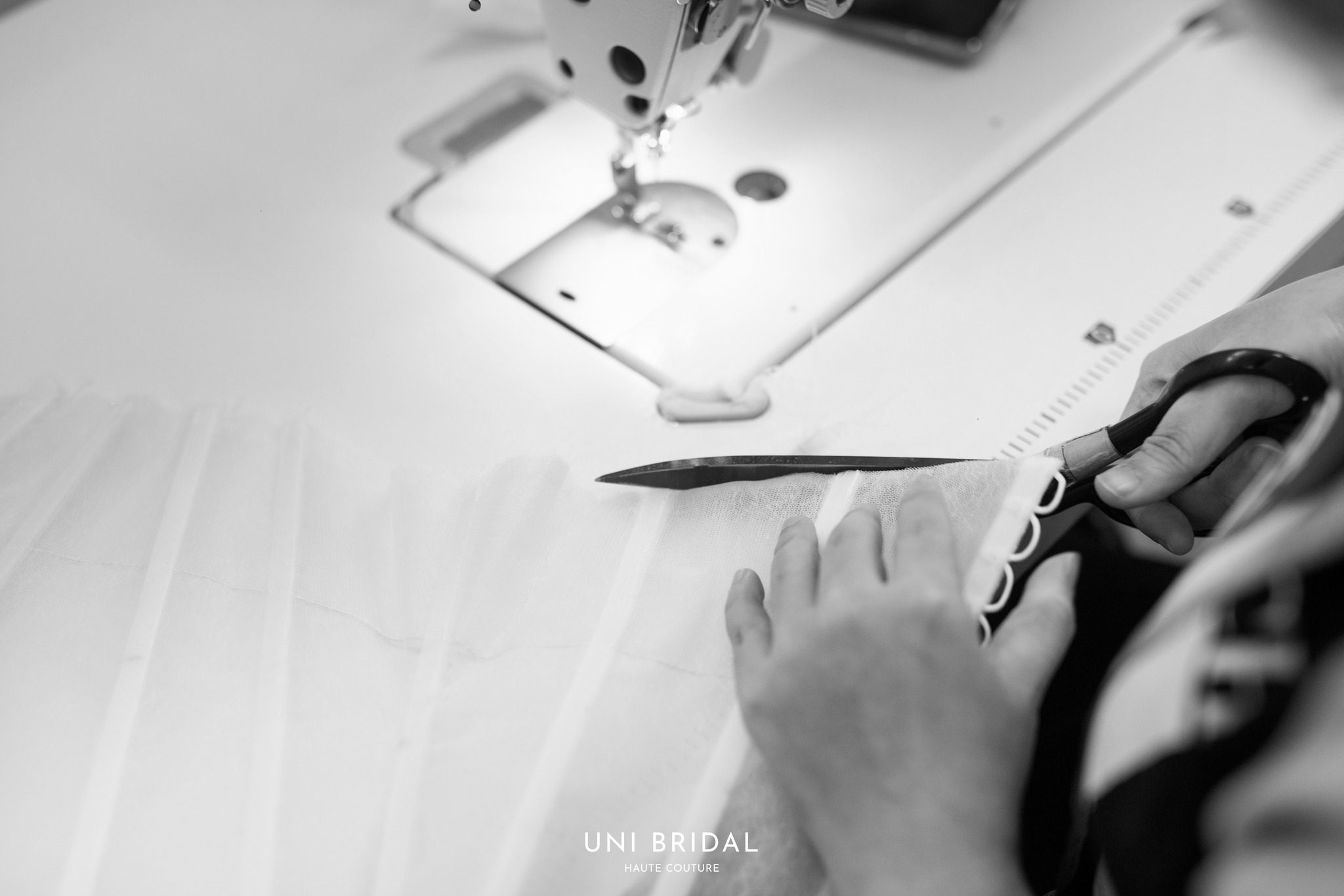 Uni Bridal tiến hành các công đoạn may váy