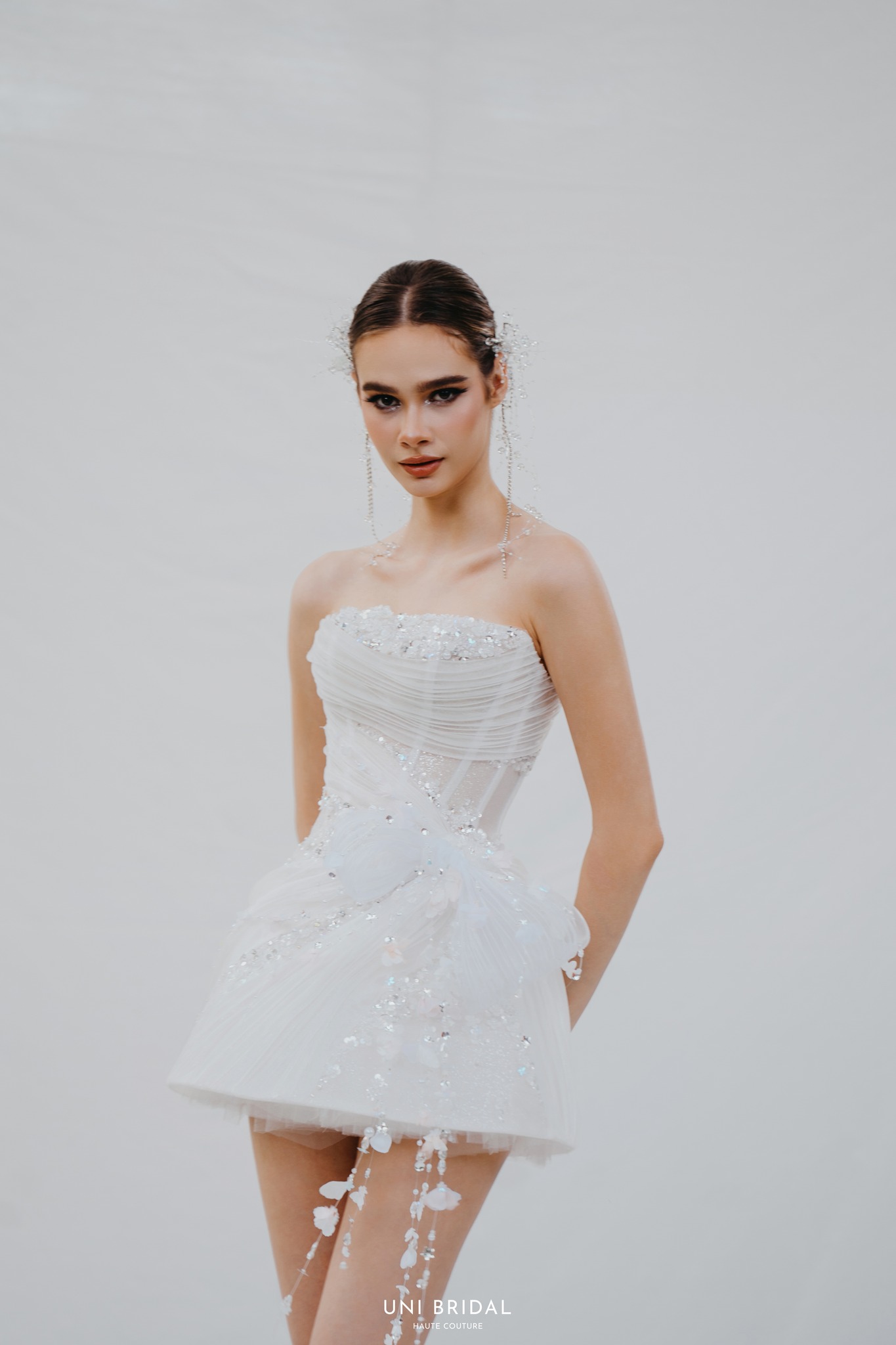 Lựa chọn chất liệu váy cưới ngắn có độ đứng phom