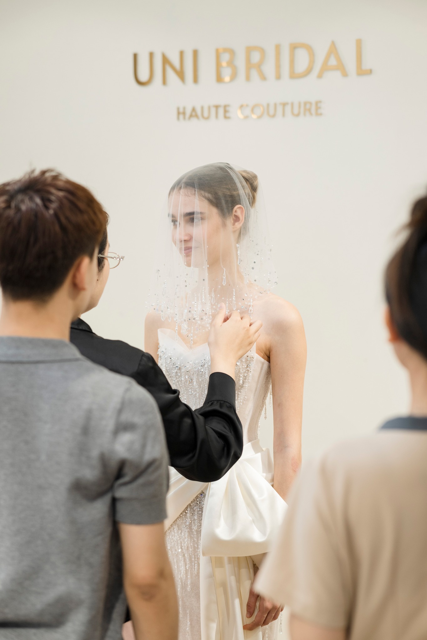 Đến với Uni Bridal, bạn sẽ được stylist đồng hành để đưa ra lựa chọn phù hợp nhất.
