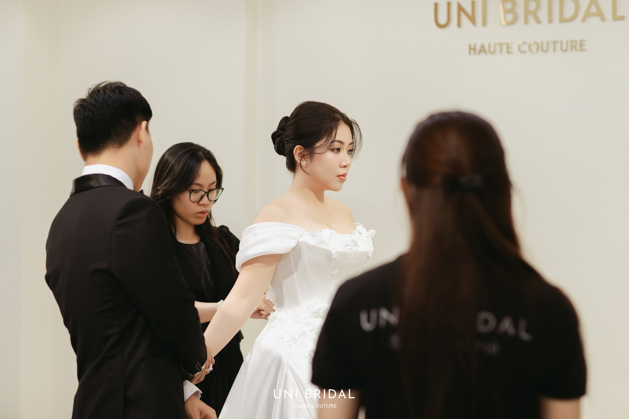 Nàng dâu là nên đến thử váy từ 2–3 tháng trước ngày cưới để có thời gian điều chỉnh