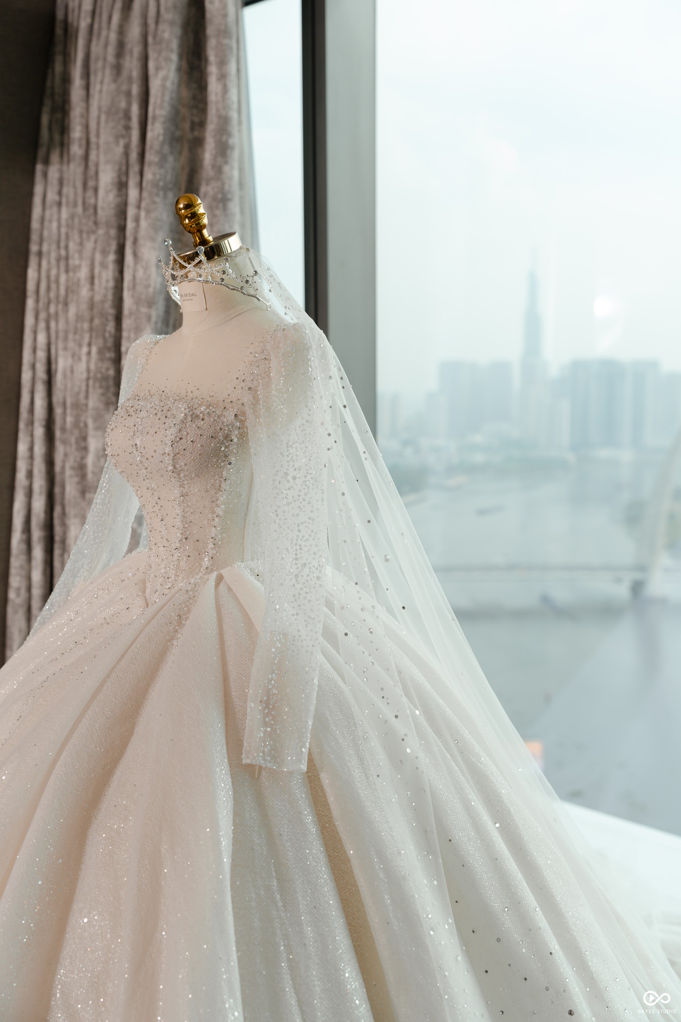 Váy cưới xòe tay dài