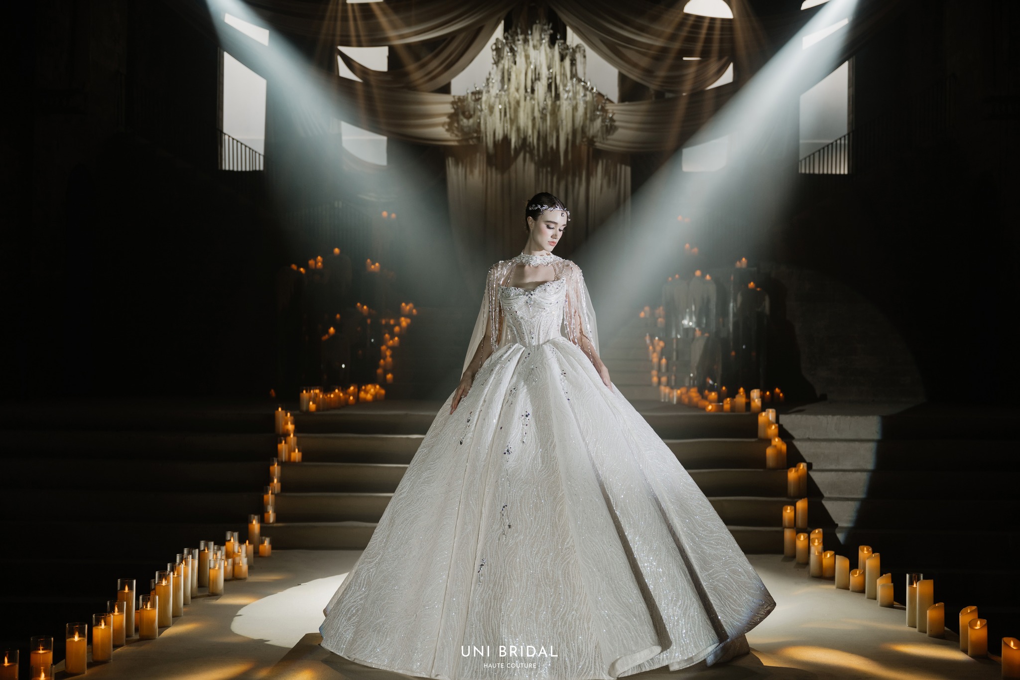 Nàng dâu trở nên lộng lẫy với cách đính kết pha lê ở phần vai