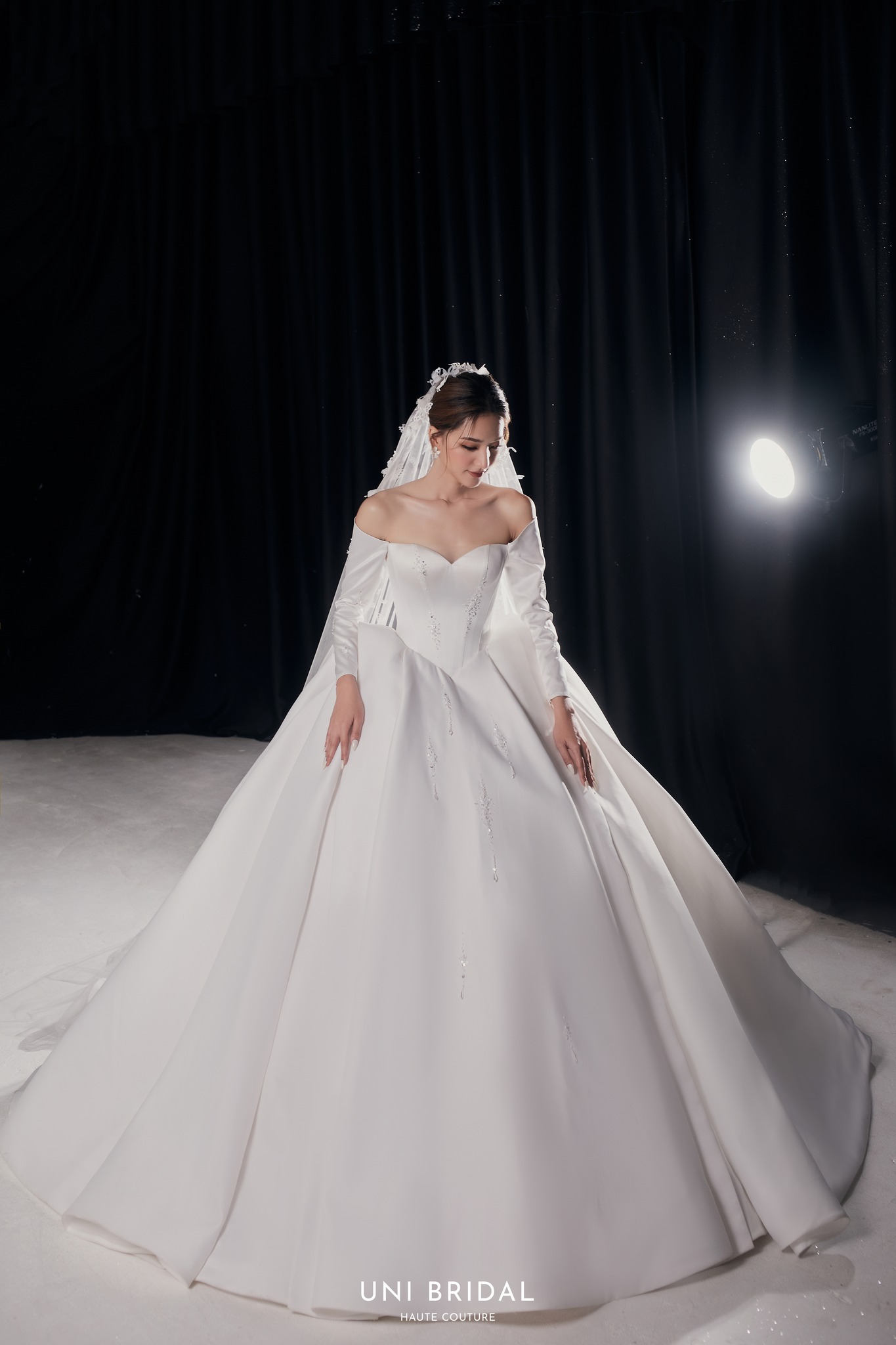 vay-cuoi-cong-chua Satin nhẹ là lựa chọn lý tưởng cho nàng dâu yêu sự thoải mái