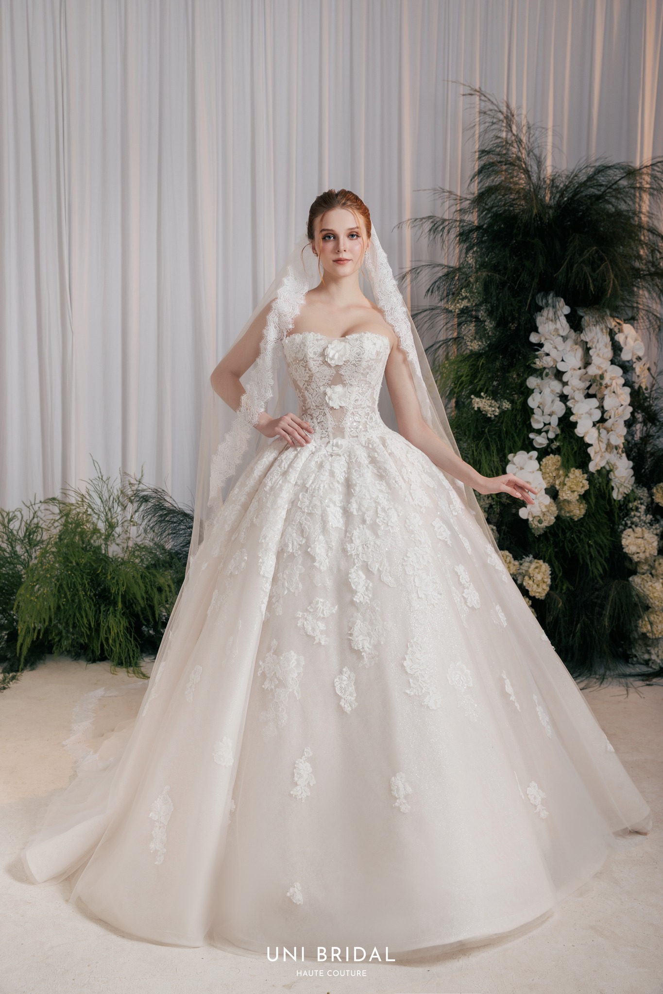 vay-cuoi-cong-chua Váy xòe công chúa với chất liệu ren thêu tay sang trọng