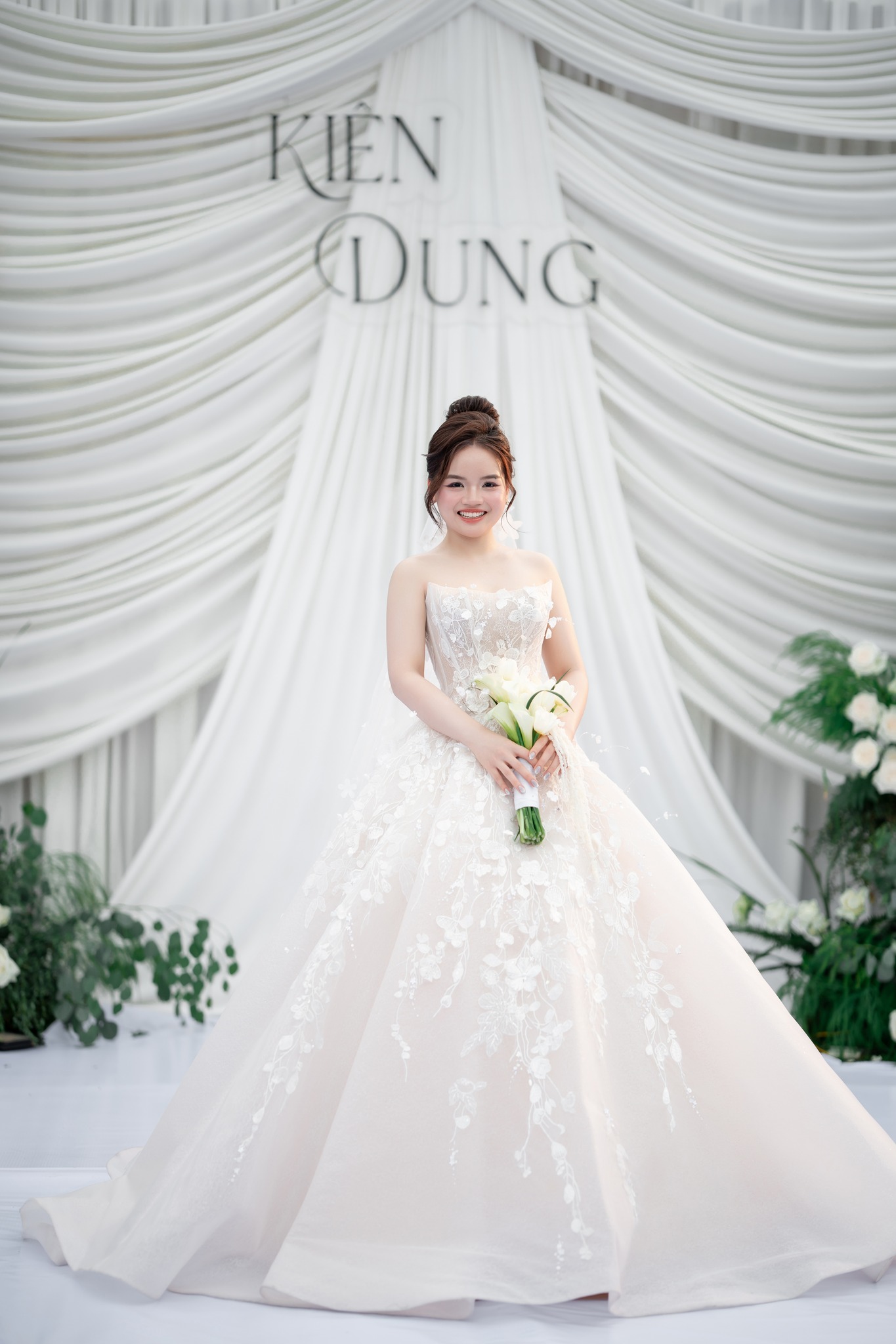 vay-cuoi-cong-chua Tiệc ngoài trời vẫn phù hợp để nàng dâu diện mẫu váy công chúa