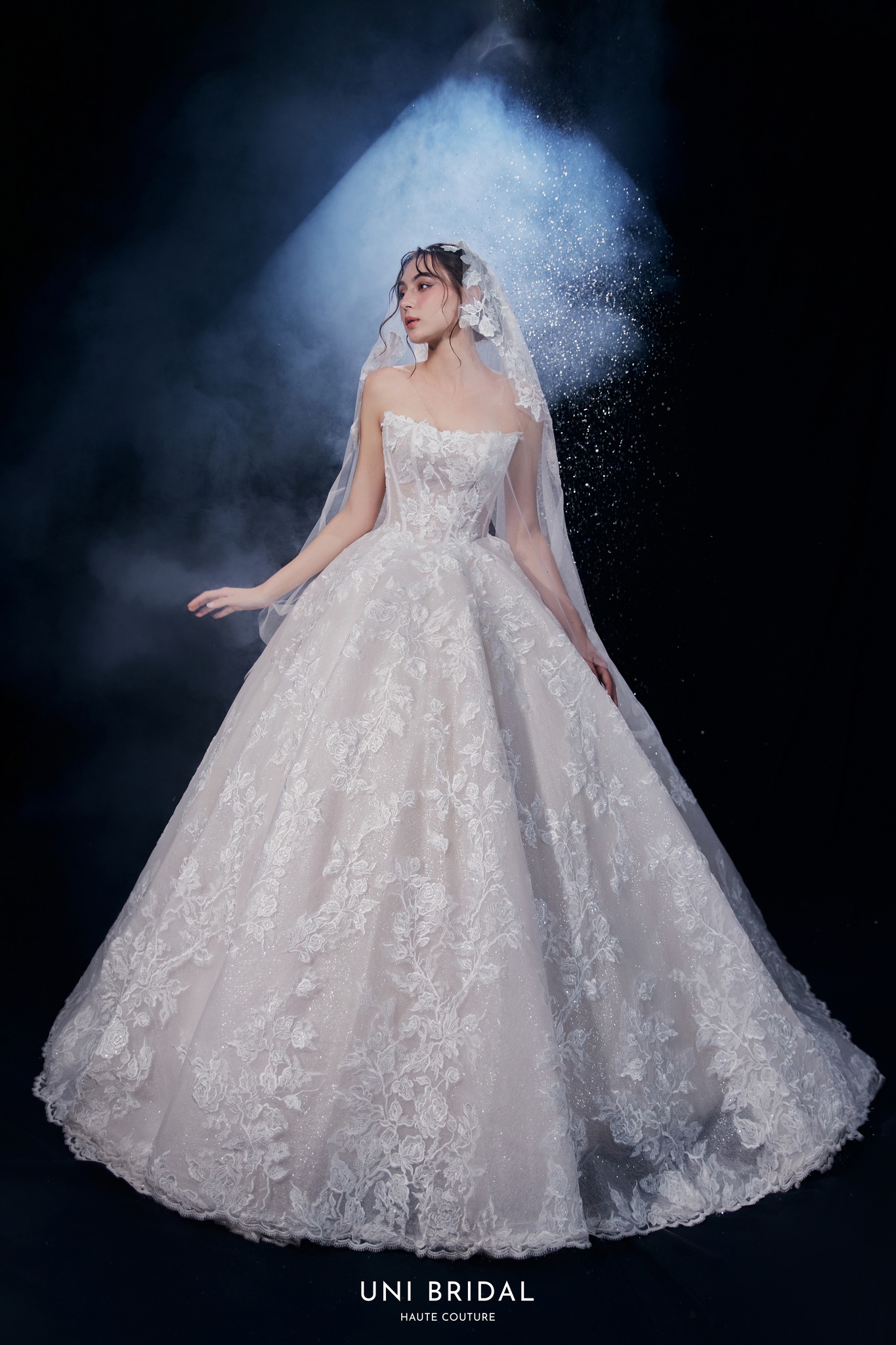 vay-cuoi-cong-chua Mẫu váy công chúa xòe với thiết kế hoa thêu ấn tượng