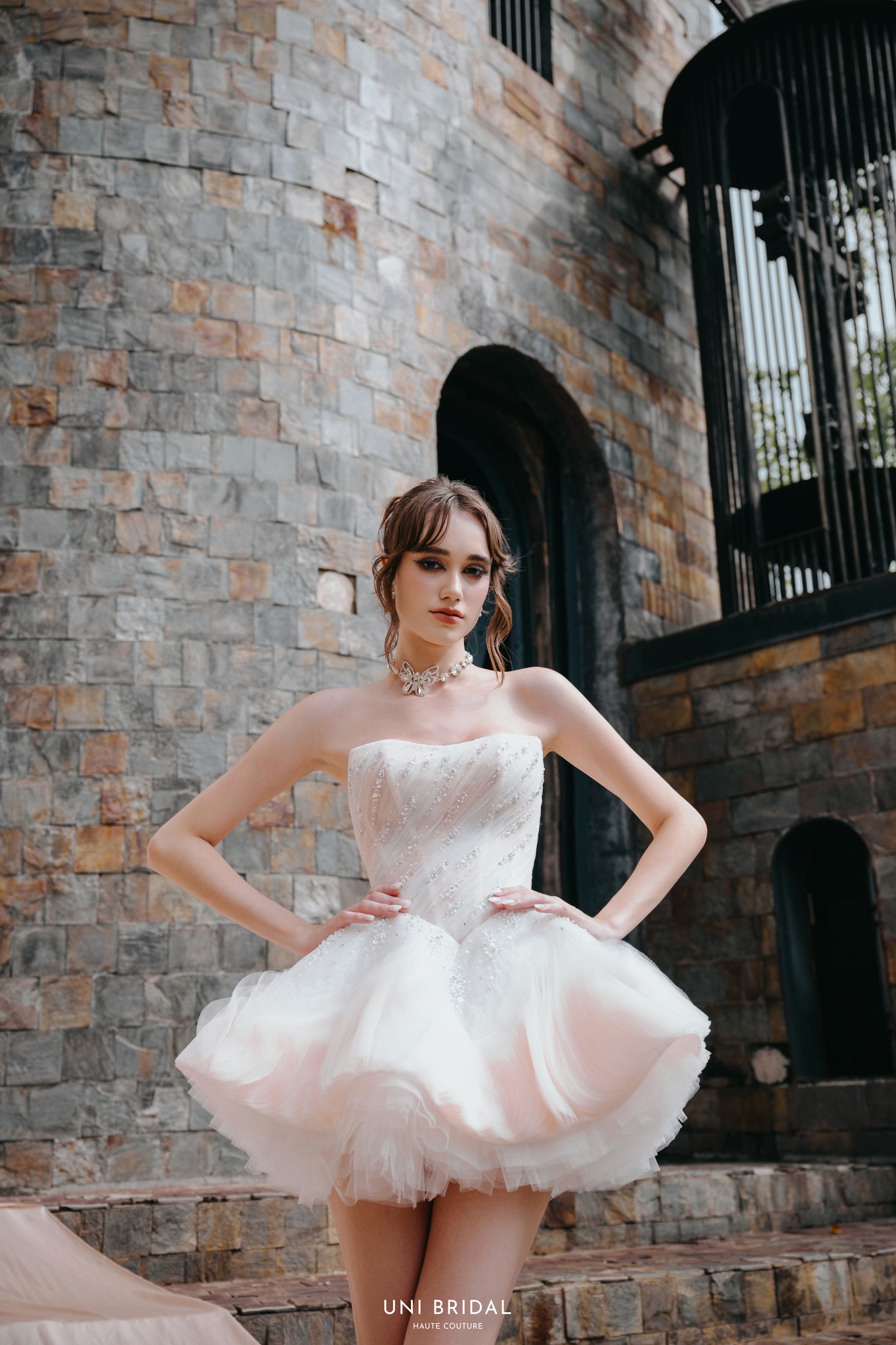 Một trong những thiết kế váy cưới đi bàn cô dâu của Uni Bridal