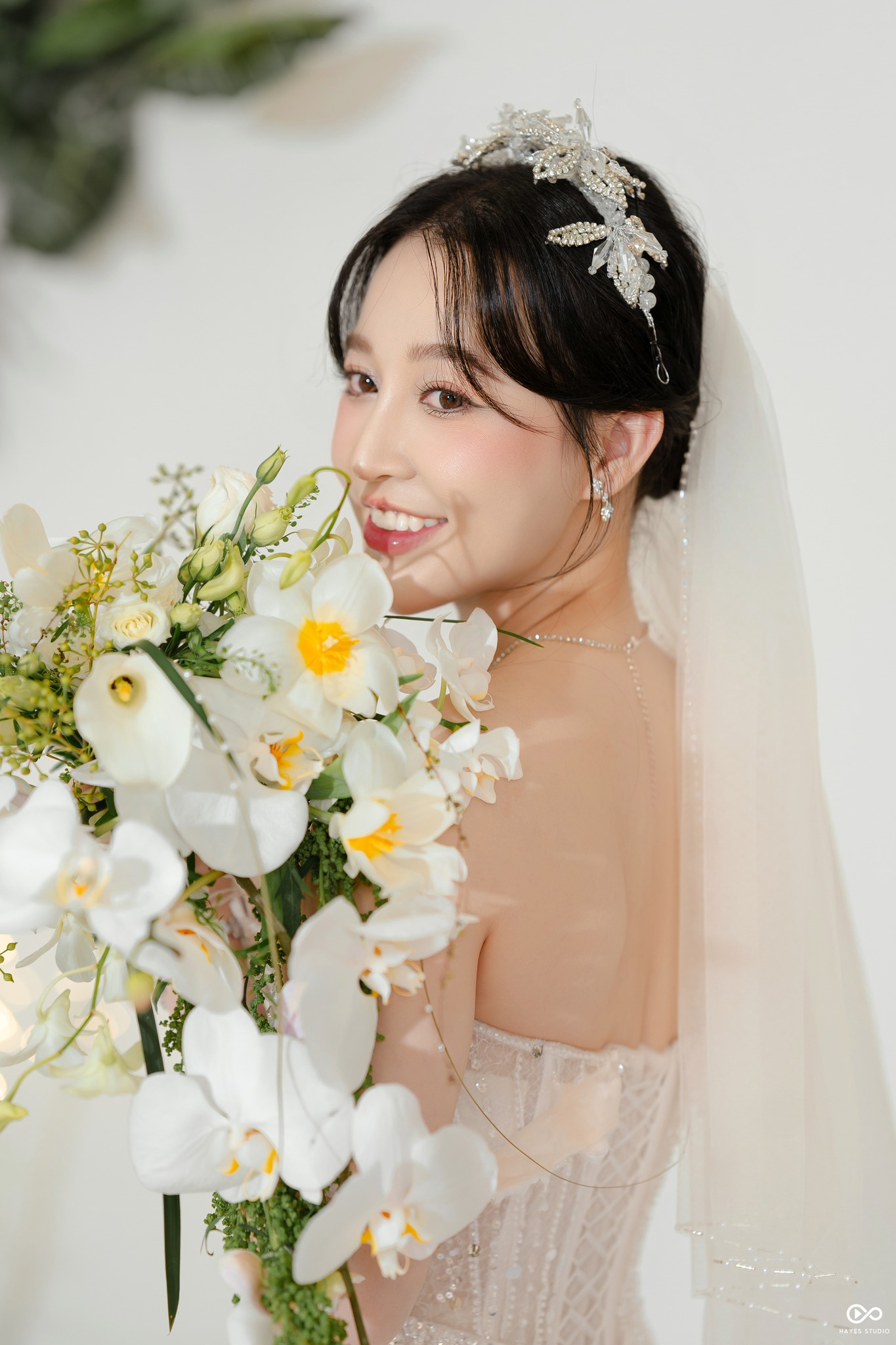 Nhẹ nhàng nhưng vẫn đầy cuốn hút là những gì kiểu tóc búi trượt này mang lại