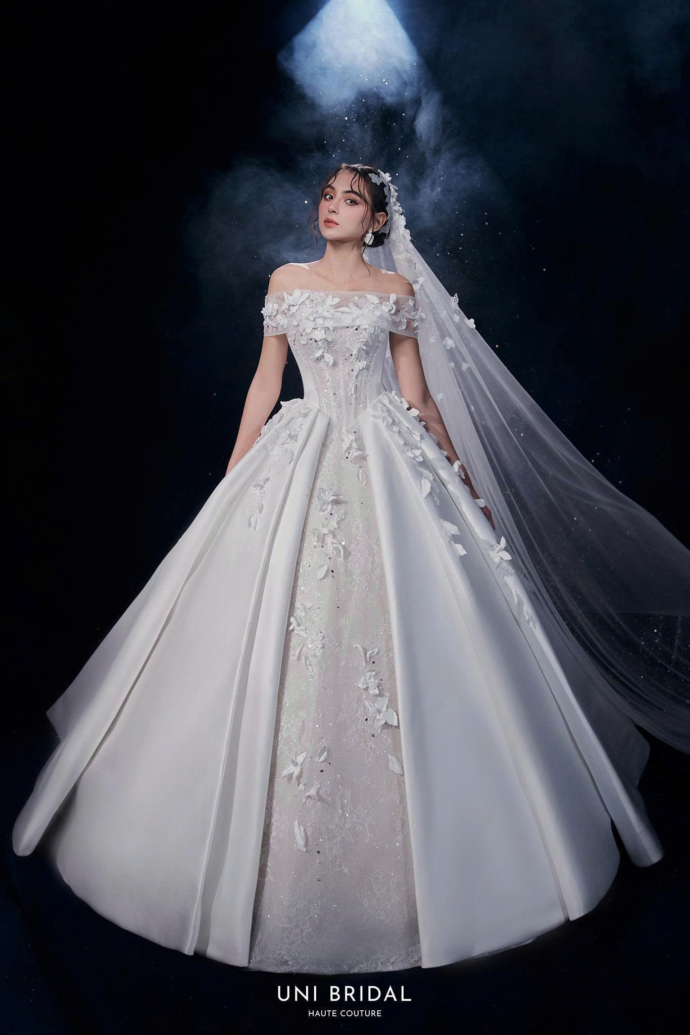 Thiết kế váy cưới trễ vai làm say đắm nhiều cô dâu Uni Bridal
