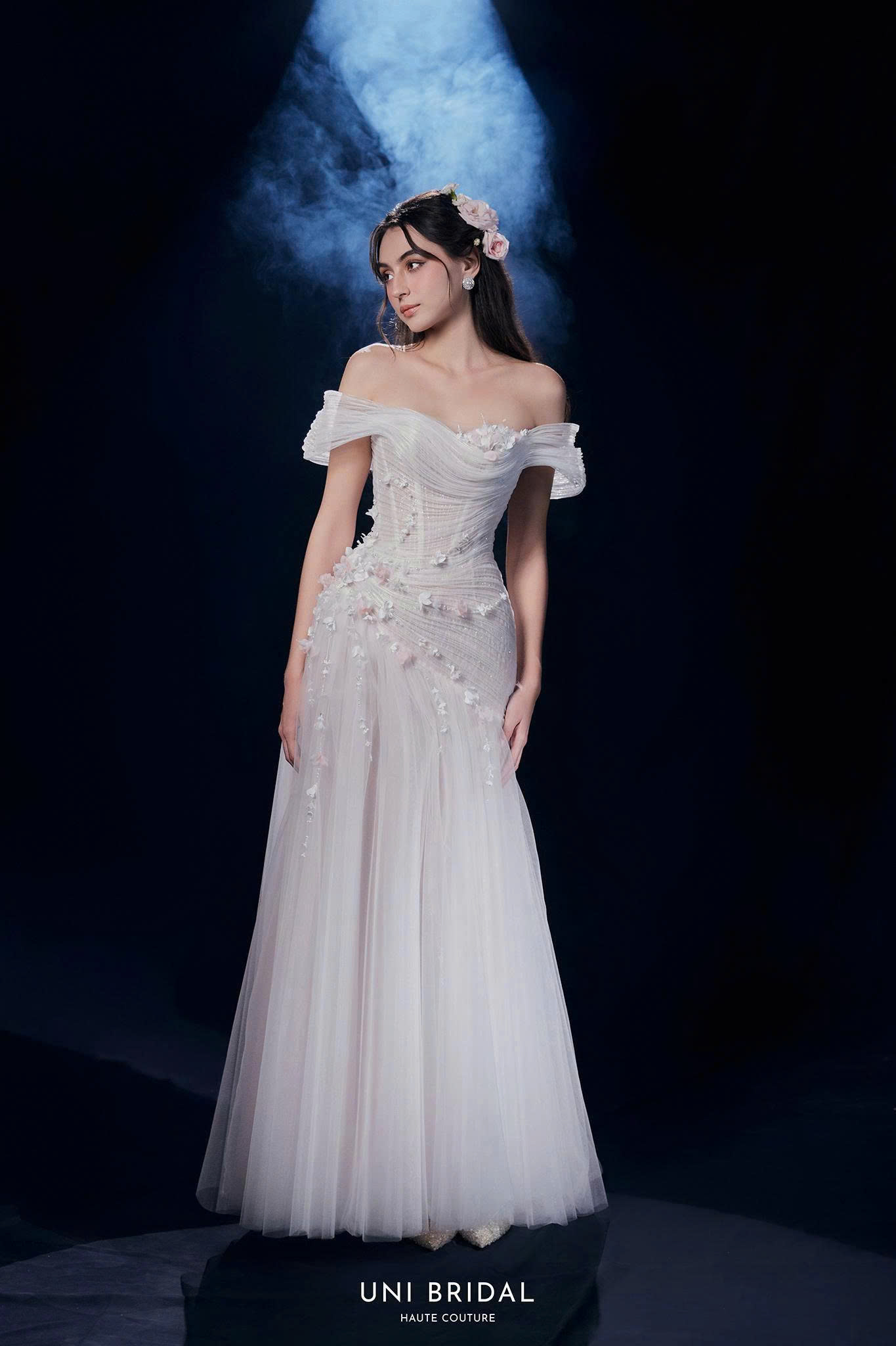 Váy cưới đi bàn Haute Couture gây ấn tượng với thiết kế nhẹ nhàng