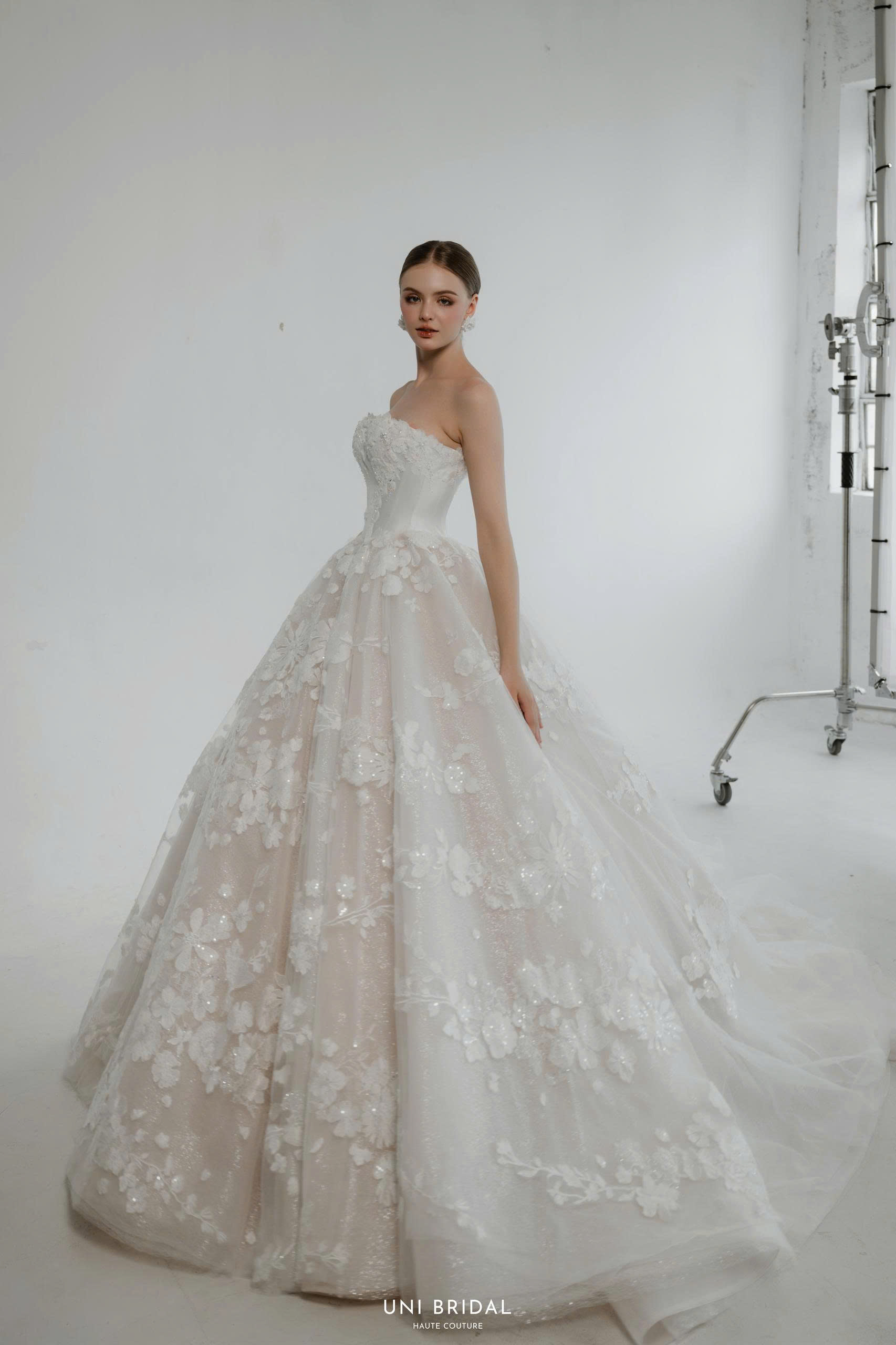 Lắng nghe tư vấn viên giúp nàng có thể nhanh chóng tìm được chiếc váy phù hợp nhất.