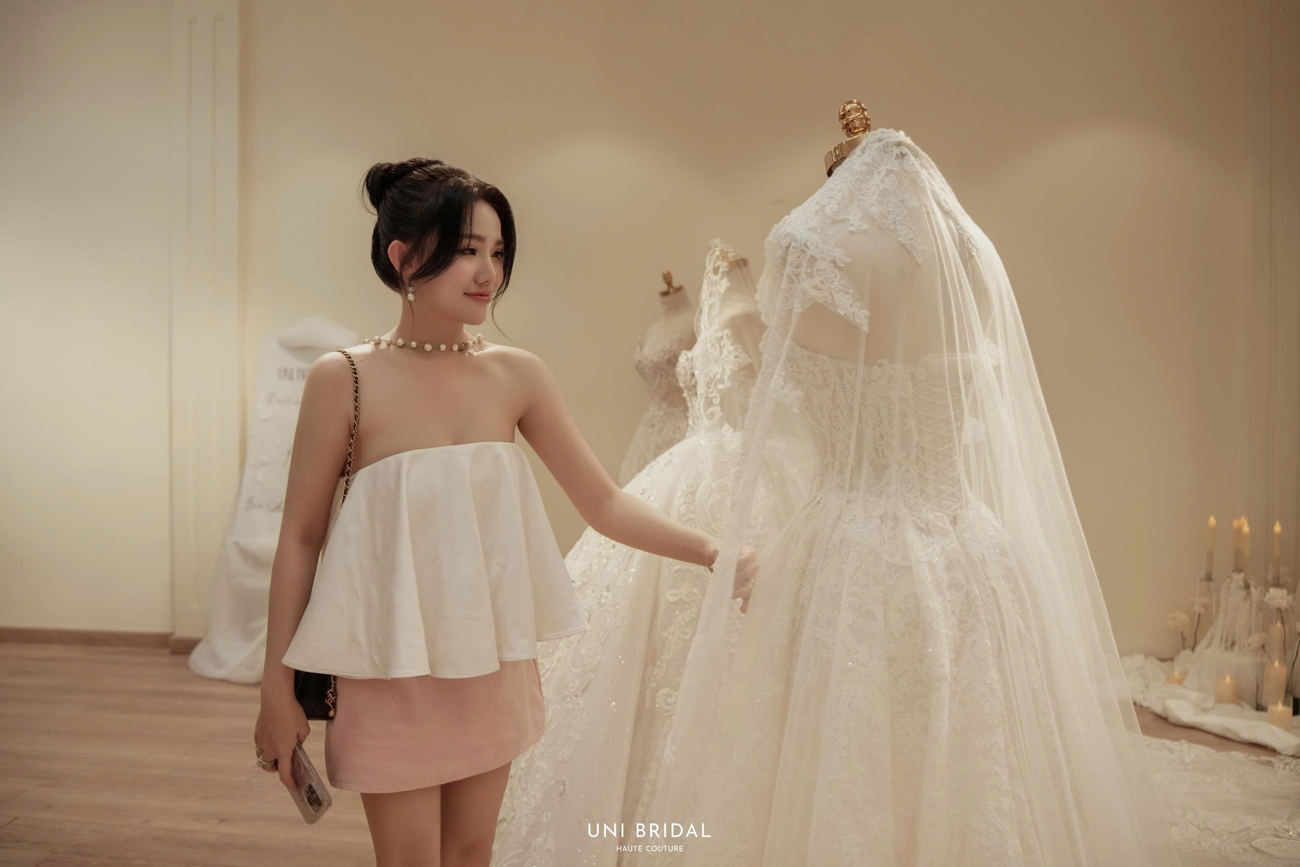 Cô dâu đến thử váy cưới, nên ăn nhẹ một chút và hãy sắp xếp thời gian hợp lý.