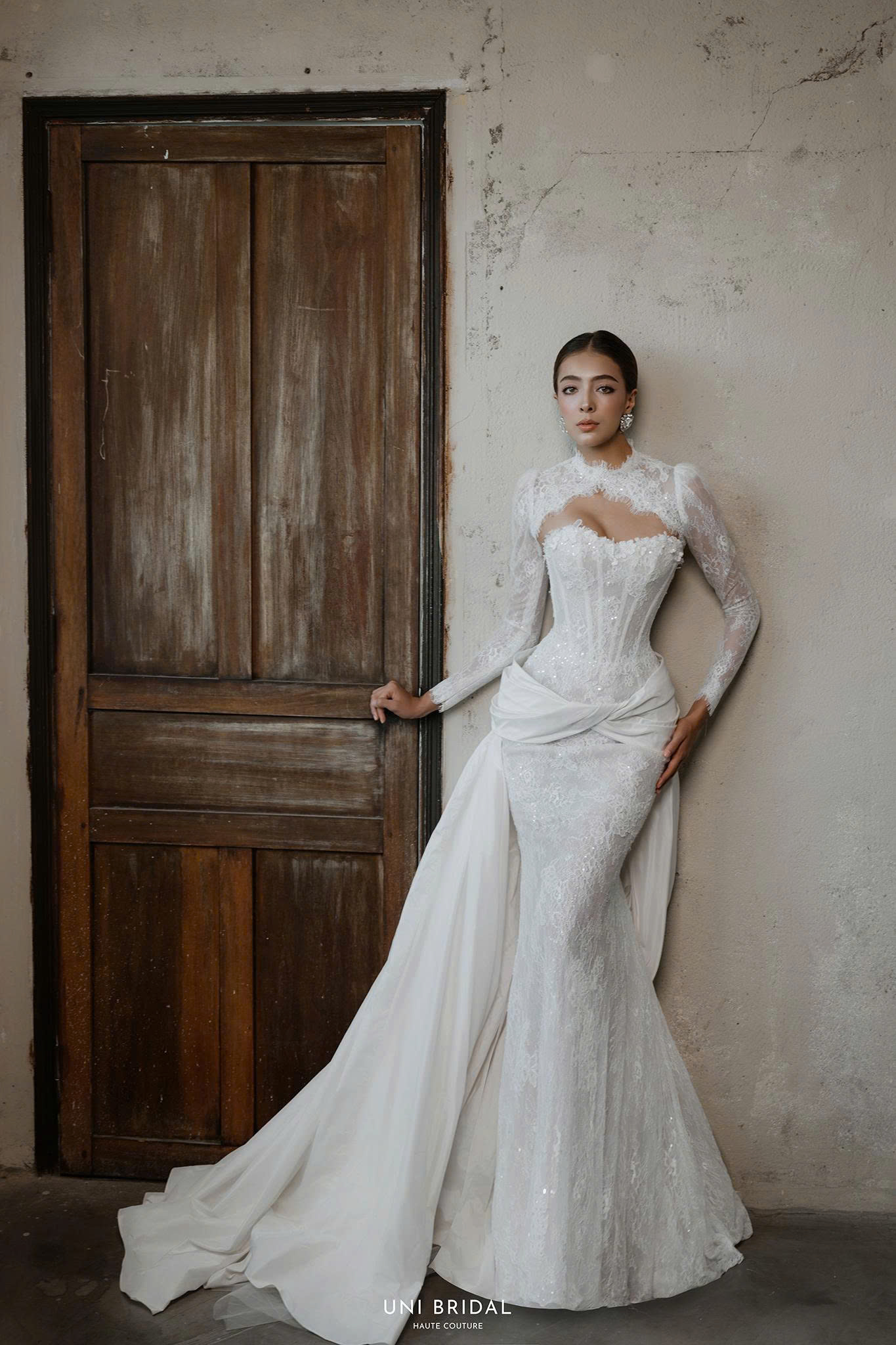 Thiết kế 2in1 tay dài thanh lịch tháo rời để tạo nên vẻ đẹp quyến rũ