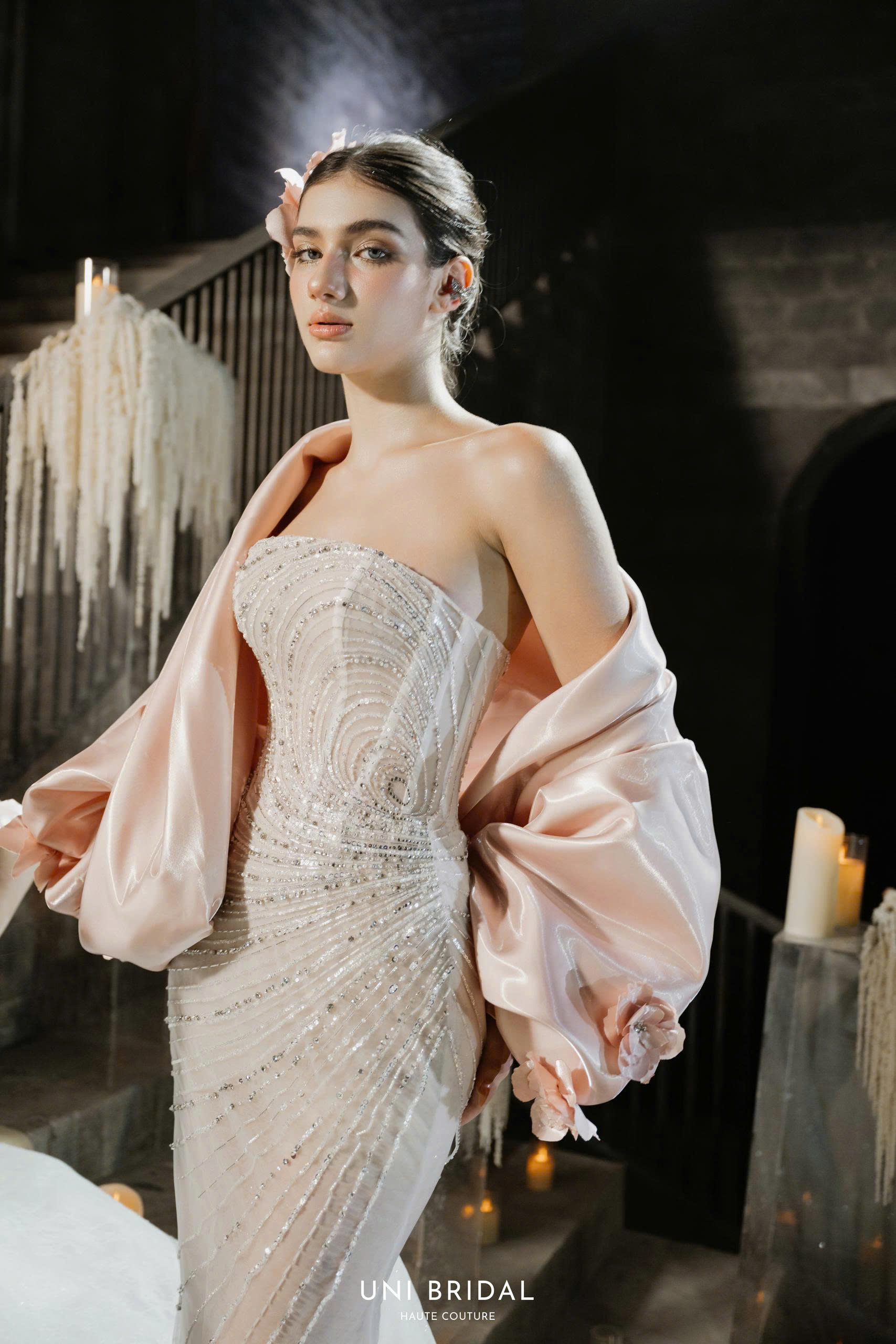 Váy cưới cúp ngực kết hợp áo choàng