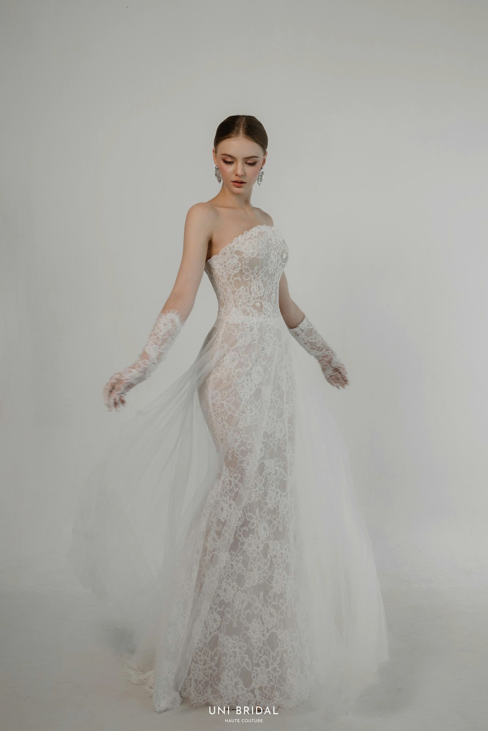 Váy cưới đuôi cá phô diễn nét đẹp quyến rũ của nàng dâu