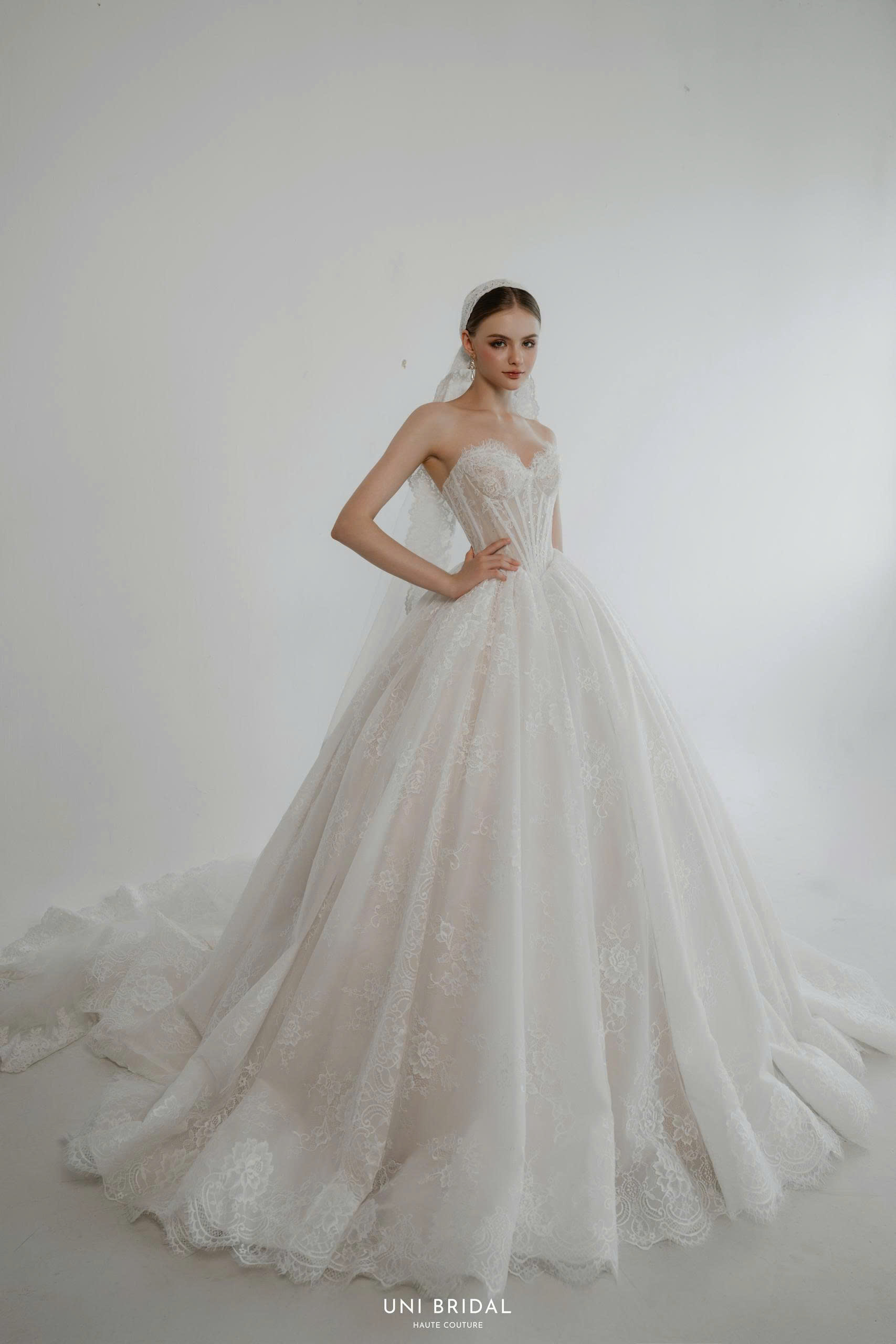 Mẫu váy công chúa cúp ngực với chất liệu ren hoa nhẹ nhàng