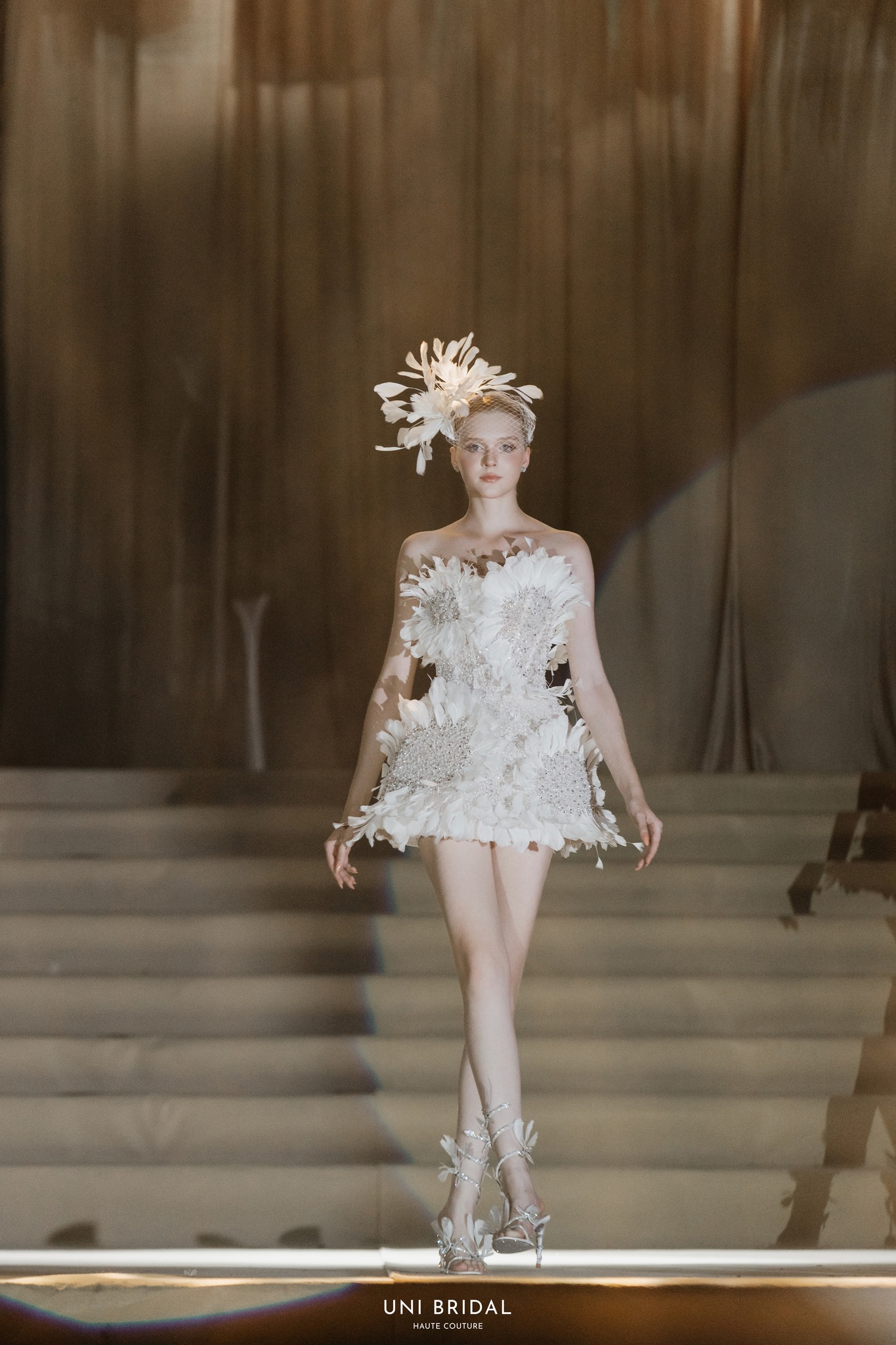 Thiết kế váy cưới mini skirt kết hợp với họa tiết lông vũ