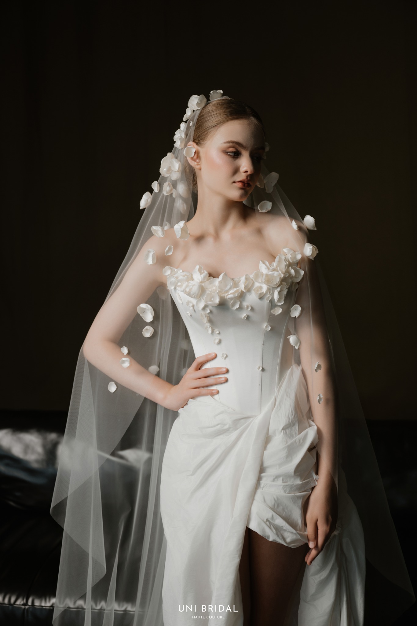 Mẫu váy cưới mới của Uni Bridal tạo điểm nhấn với các họa tiết hoa 3D