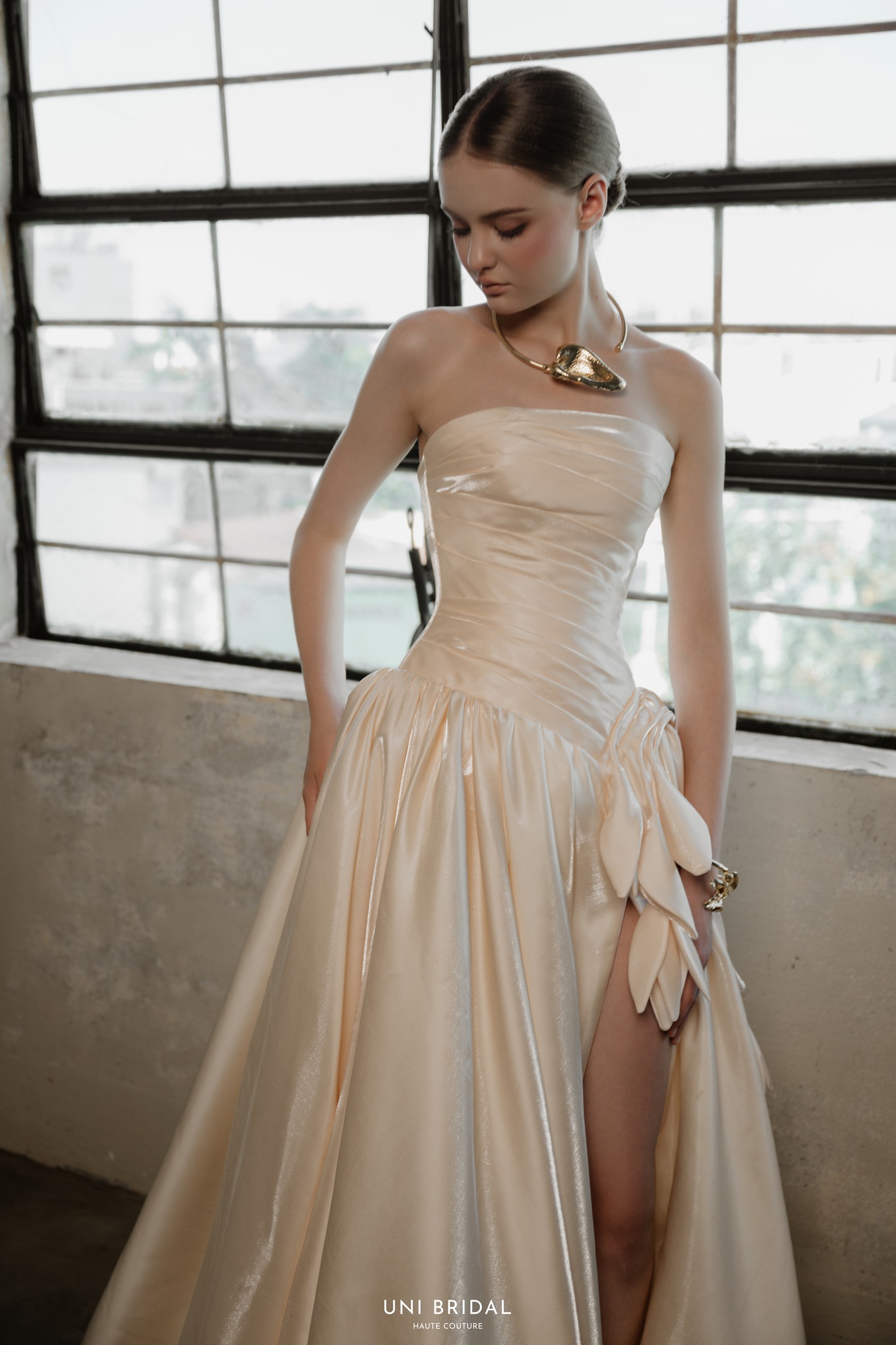 Thiết kế váy cưới Minimalist xẻ tà cao mang đến nét quyến rũ cho nàng dâu