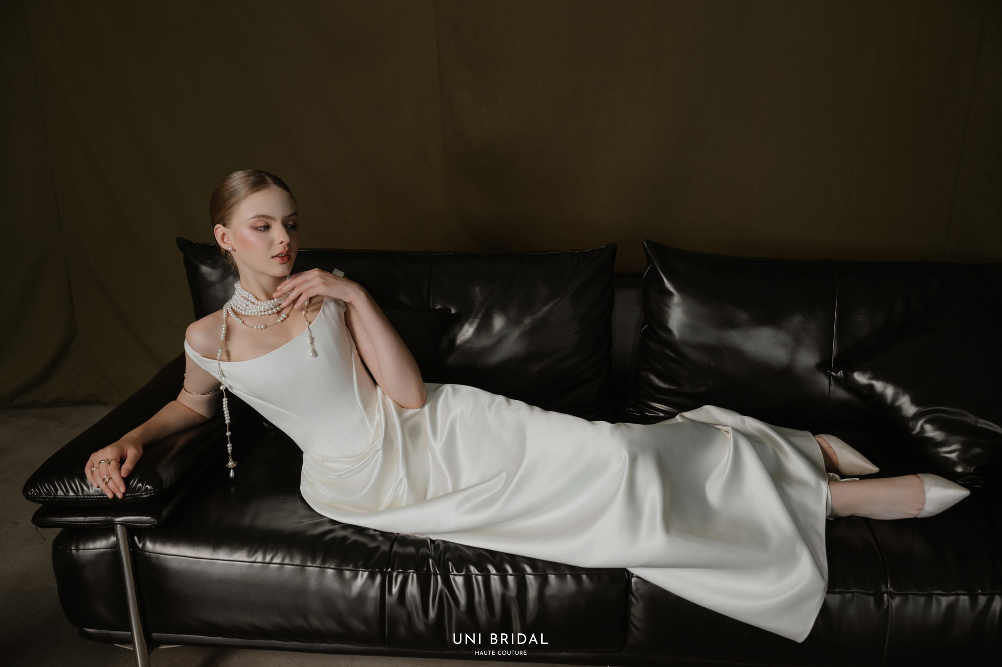 Mẫu thiết kế Minimalist satin dáng suông sang trọng