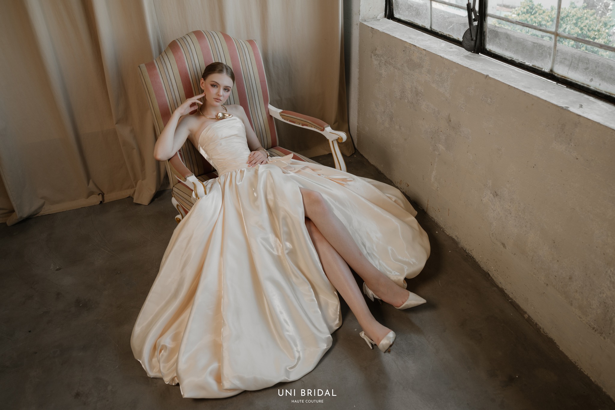 Thiết kế váy cưới Minimalist với các đường may cắt tinh tế