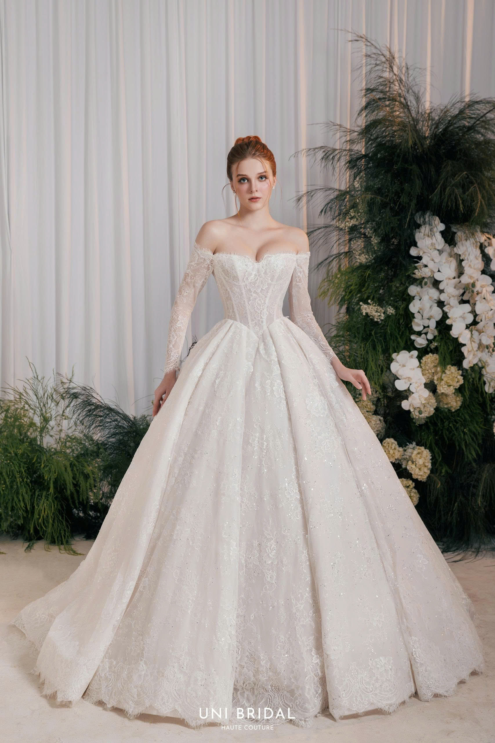 Chọn váy cưới chất liệu ren phù hợp theo dáng người sẽ giúp cô dâu tôn dáng, che khuyết điểm tinh tế.