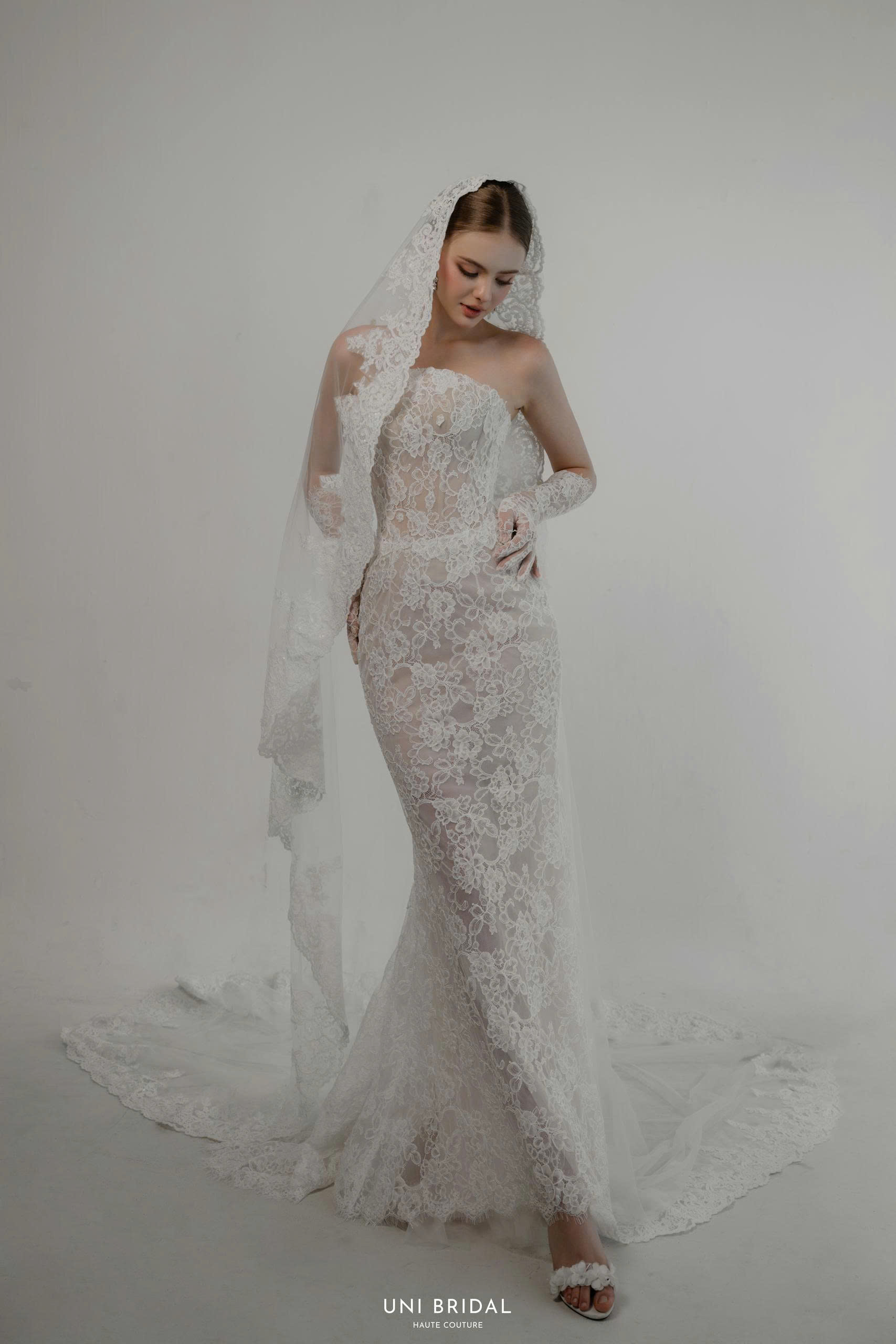 Thiết kế váy cưới ren nâng niu nàng dâu trong từng bước đi