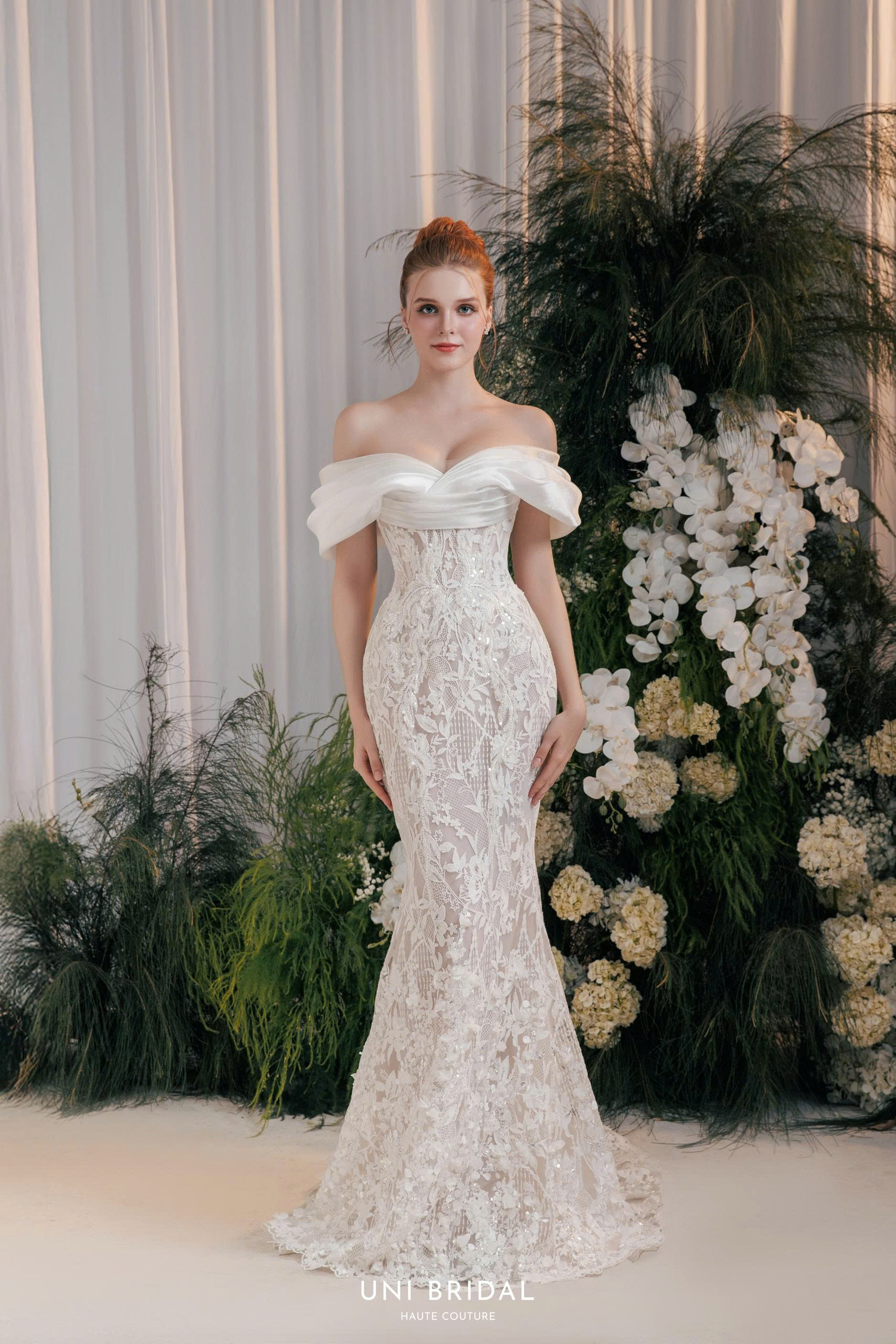 Dấu ấn của thiết kế trễ vai cùng chất liệu ren