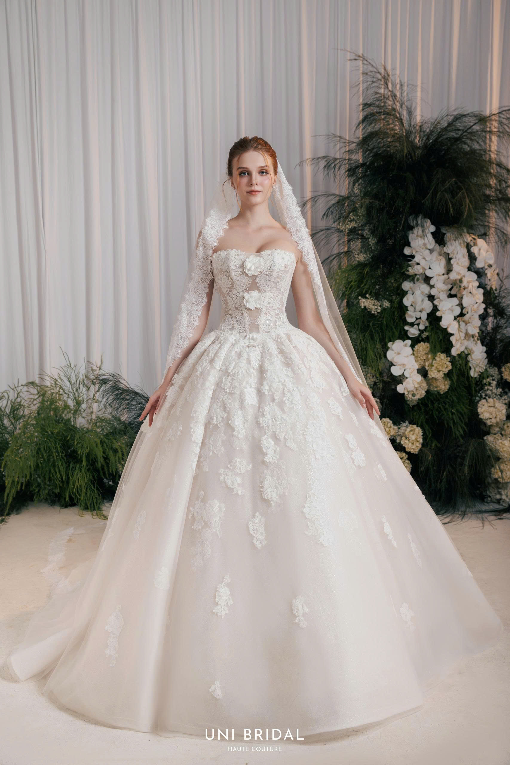 Thiết kế ren 3D với các họa tiết hoa nổi