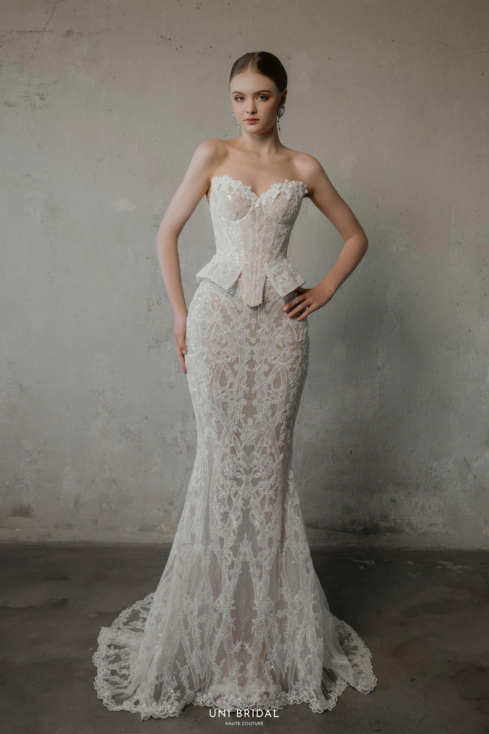 Vẻ đẹp vượt thời gian của váy cưới ren