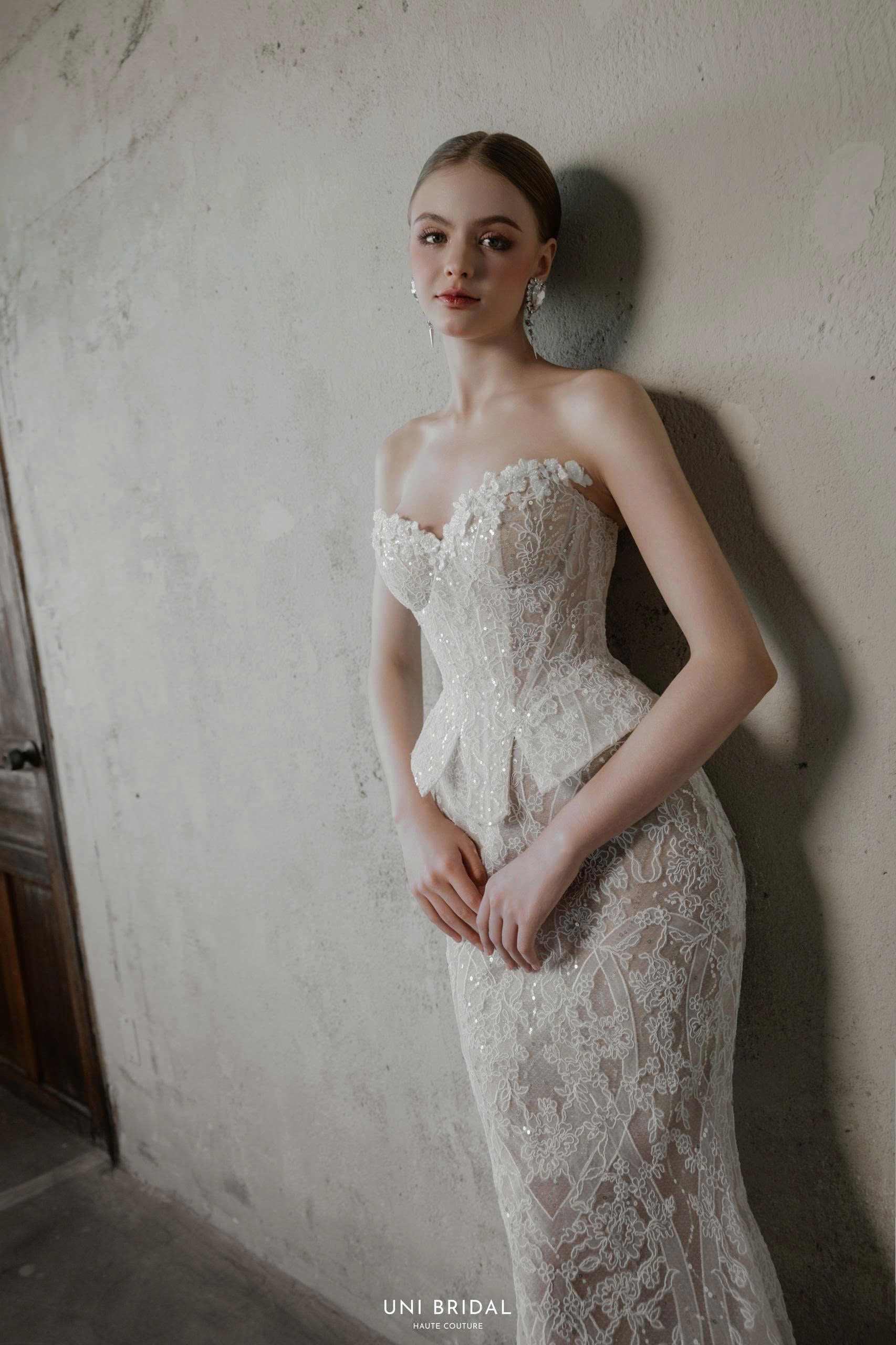 Chất liệu ren được ứng dụng trong thiết kế váy cưới với nhiều kiểu dáng khác nhau