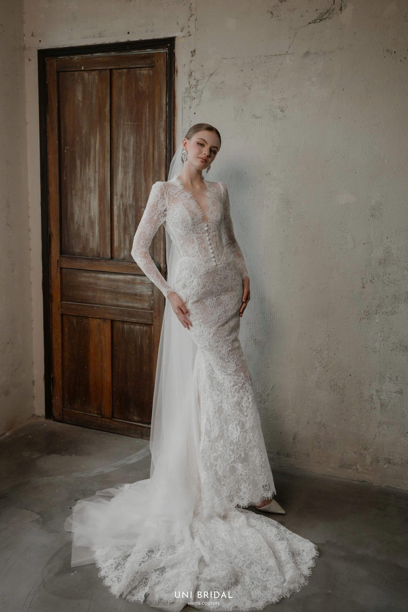 Mẫu váy cưới ren tay dài thanh lịch