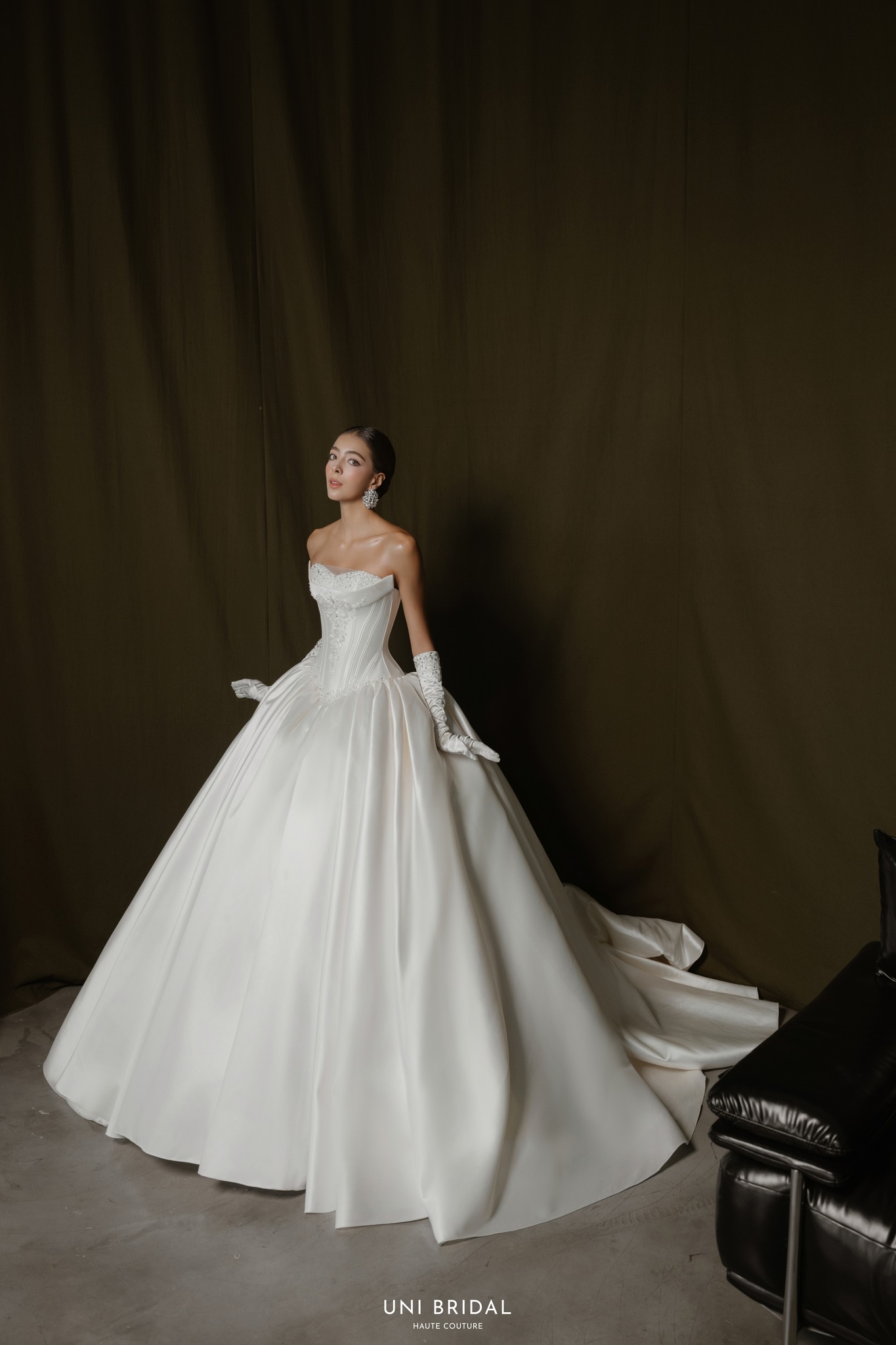 Thiết kế váy cưới tối giản với chất liệu satin cao cấp giúp tôn lên thần thái tự tin của nàng