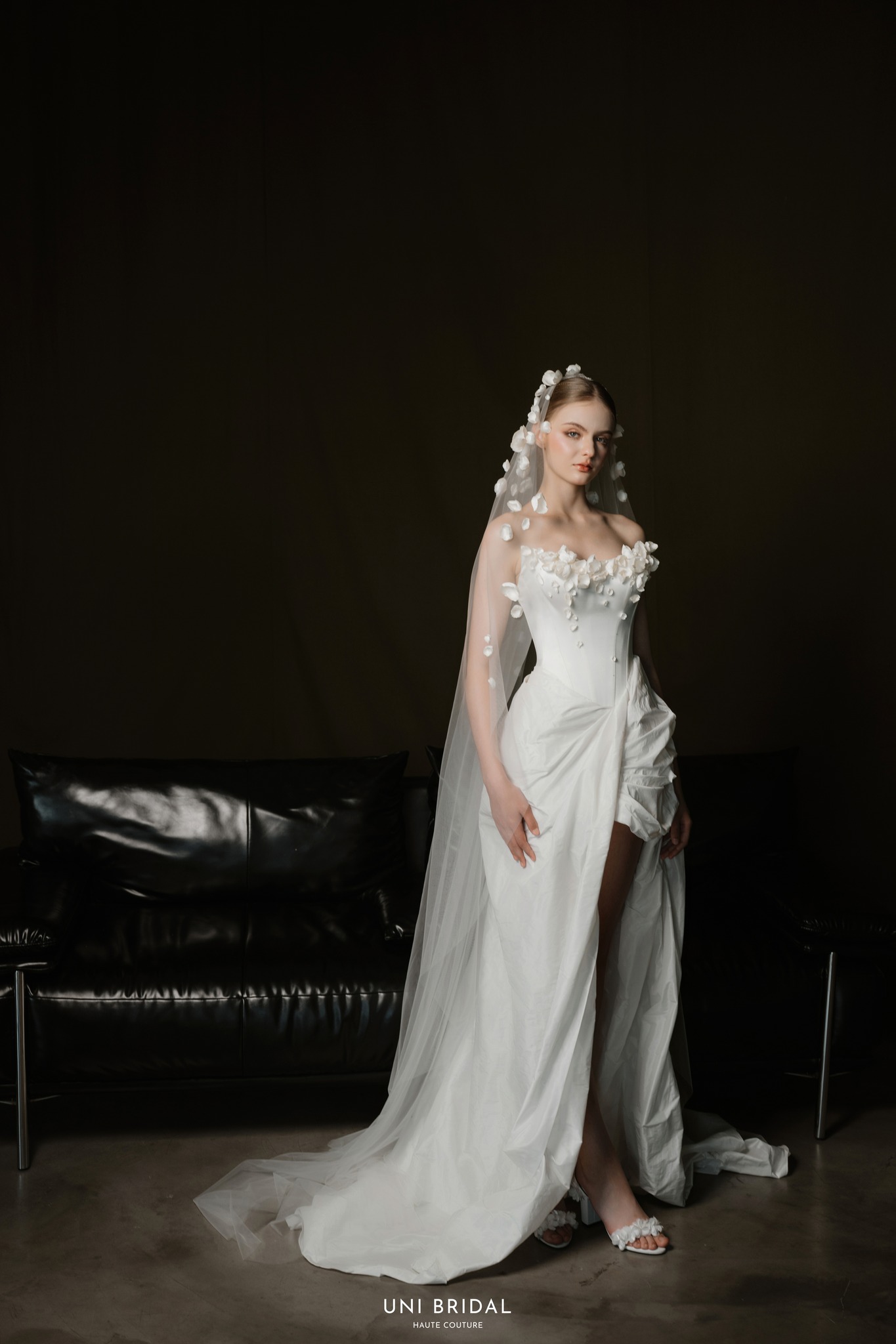 Thiết kế váy cưới độc đáo phù hợp với những nàng dâu yêu phong cách hiện đại