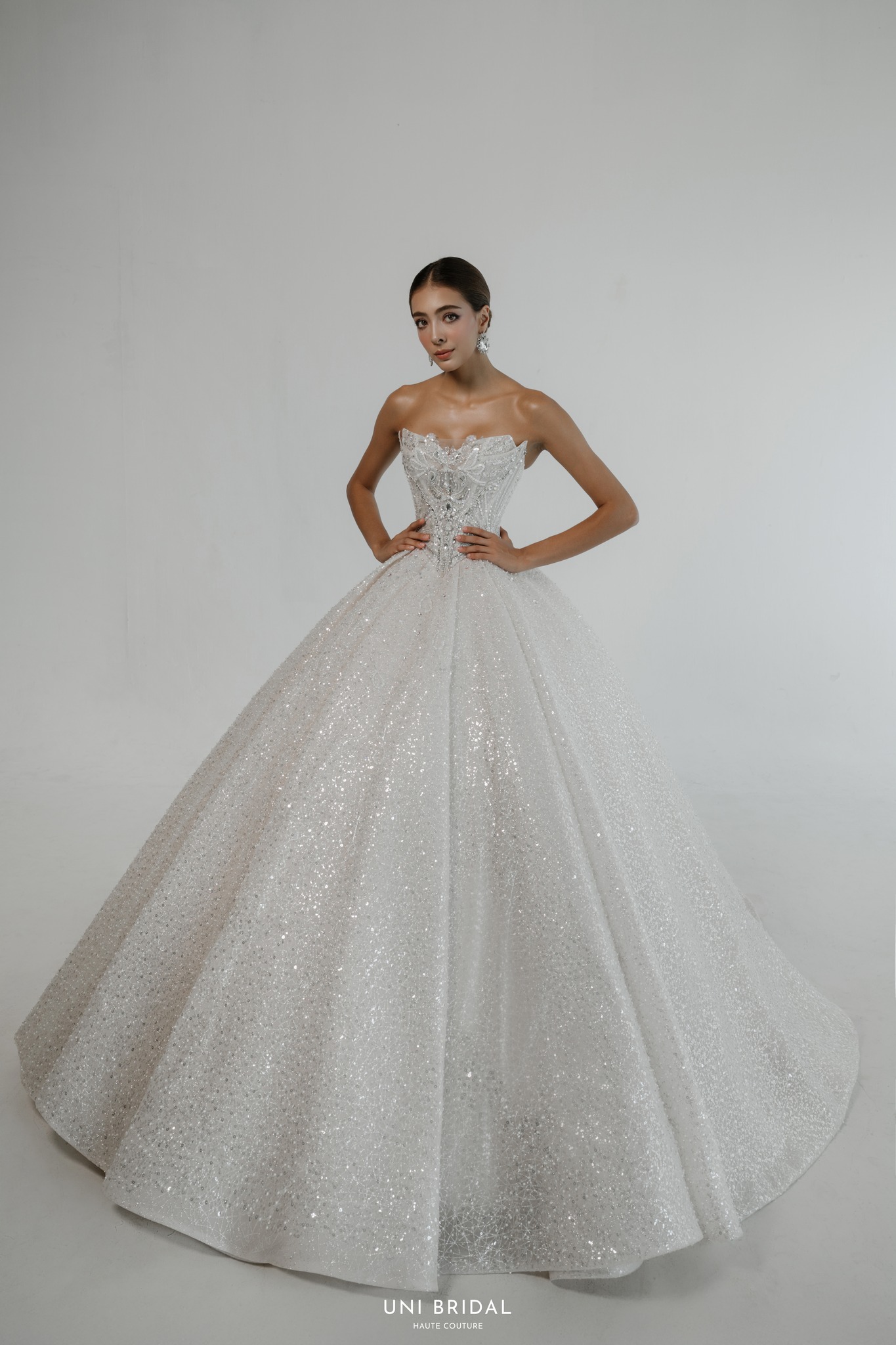 Thiết kế váy cưới ball-gown cổ điển với sự chấm phá đặc biệt của những hạt sequin lấp lánh