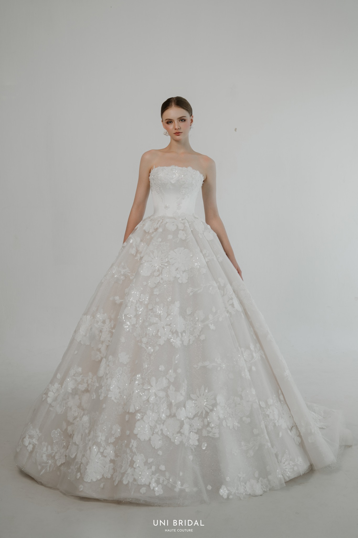 Nàng cần kiểm tra kỹ váy cưới trước khi thuê để tránh sai sót