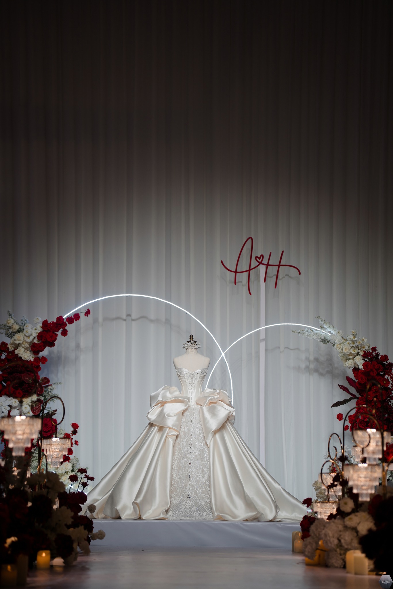 Thuê váy cưới thiết kế riêng nước đầu tạo nên dấu ấn riêng cho nàng nhưng vẫn tiết kiệm chi phí