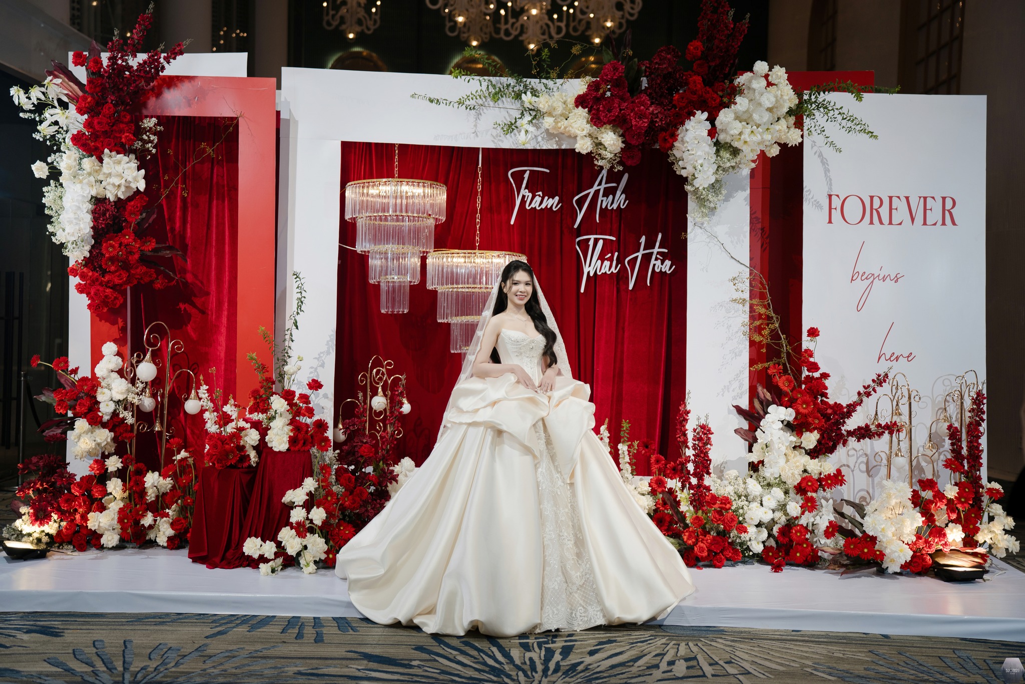 Thuê các mẫu váy cưới lẻ phù hợp với các nàng dâu lựa chọn những thiết kế từ nhiều thương hiệu khác nhau.