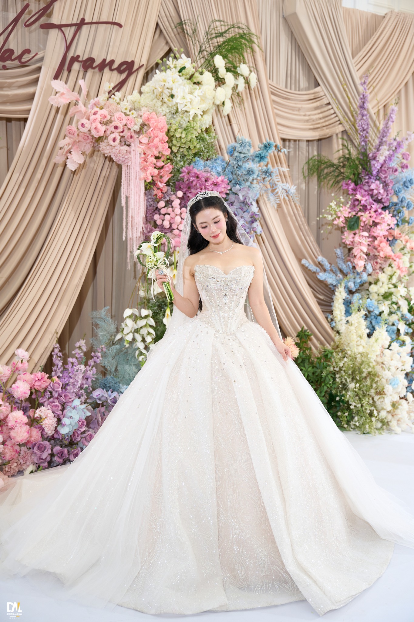 Thuê váy cưới giúp tiết kiệm chi phí nhưng vẫn giúp nàng dâu tỏa sáng rạng ngời.