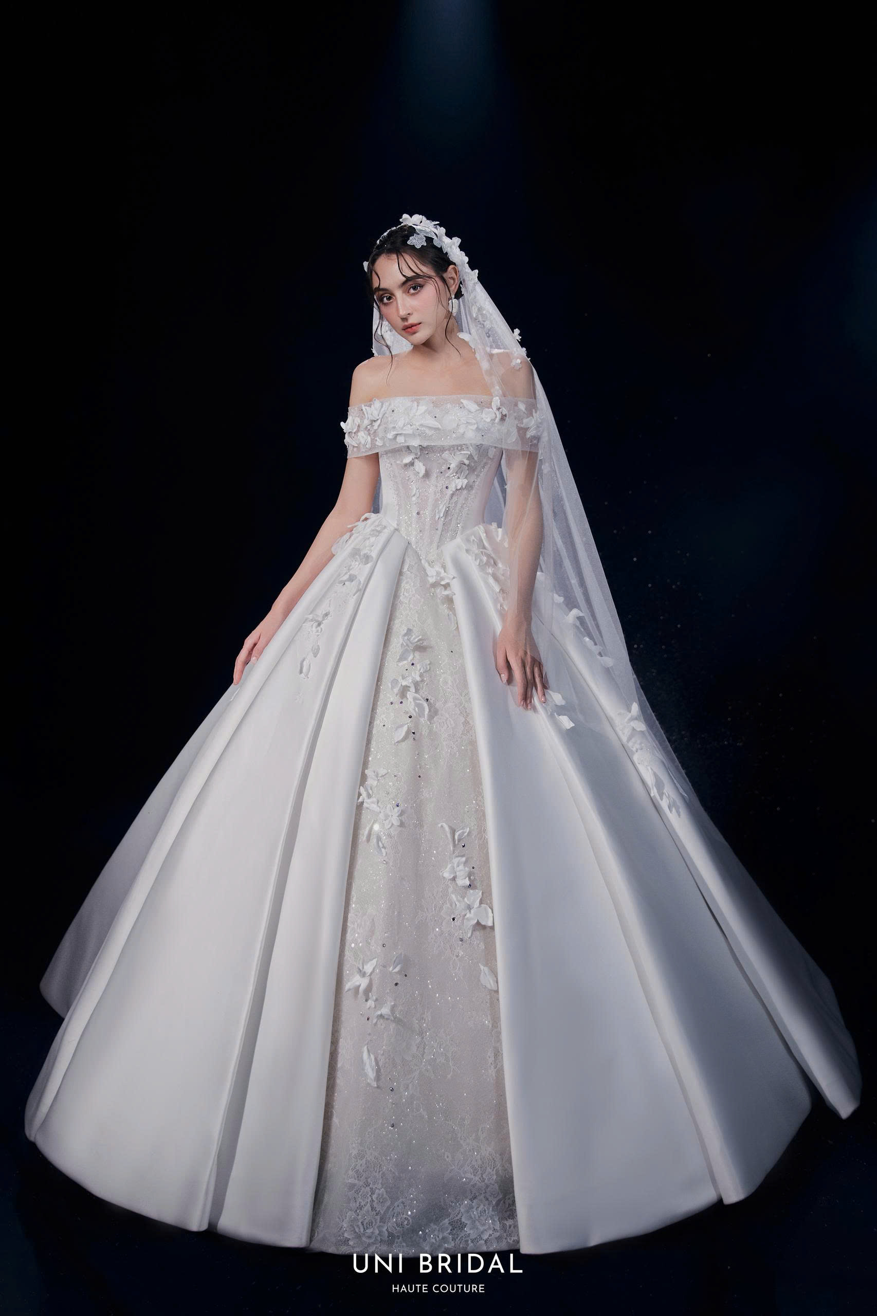 Váy cưới công chúa 2in1 với phần trễ vai có thể tháo rời linh hoạt