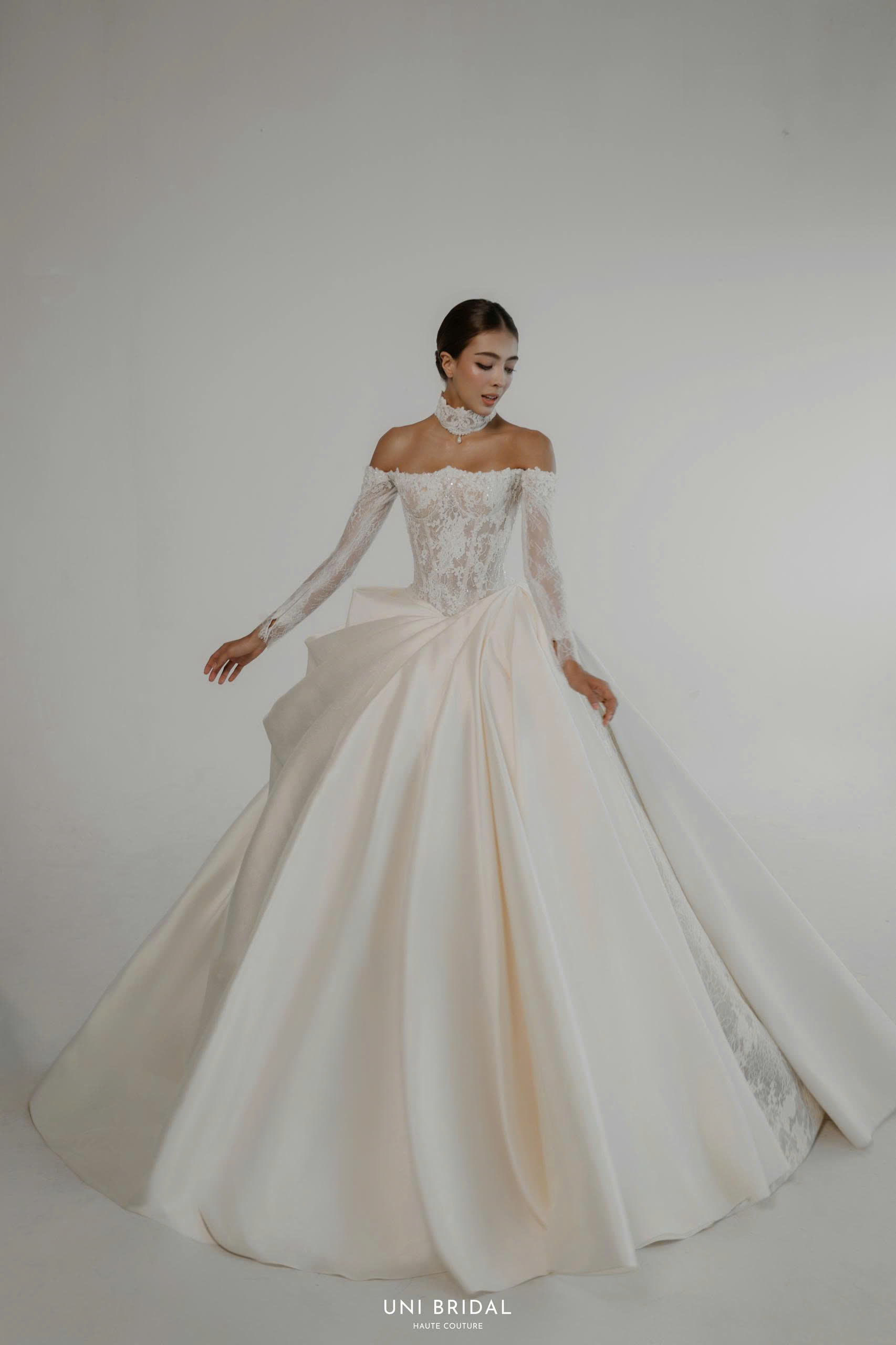 Sự kết hợp của chất liệu satin và ren tạo nên điểm nhấn độc đáo cho mẫu váy công chúa tay dài