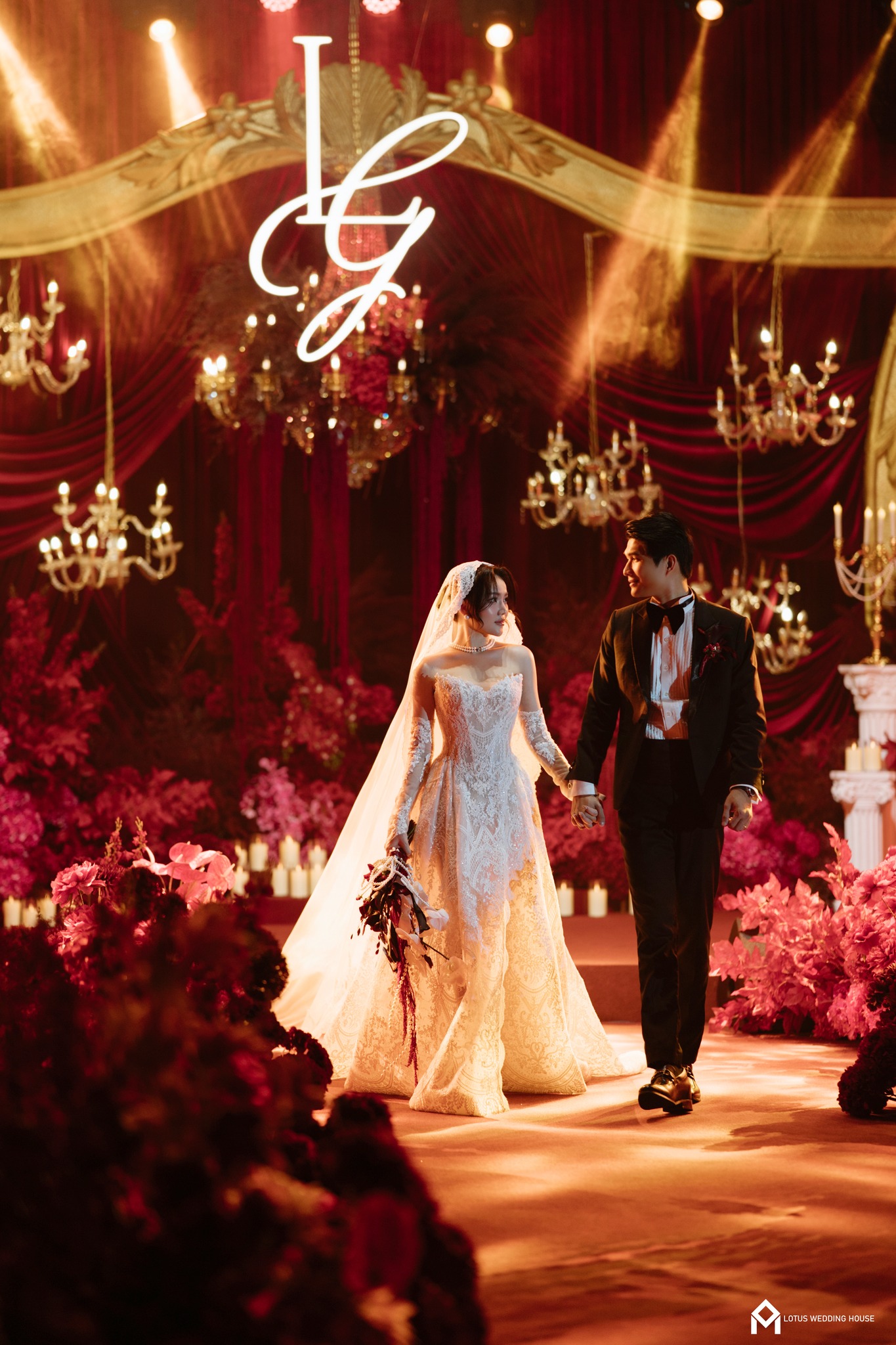 Nàng dâu Huỳnh Giao tỏa sáng trong ngày hạnh phúc cùng váy cưới thiết kế riêng